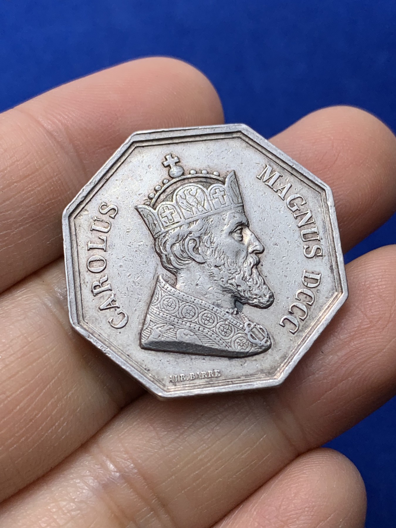 《竞宝斋》第222场-周日，周一 2场 (全场包邮) 法国1860-1879八角银质代币，查理大帝800年，塞纳省机构负责，边铭蜜蜂AR，重量14.9g，直径31mm