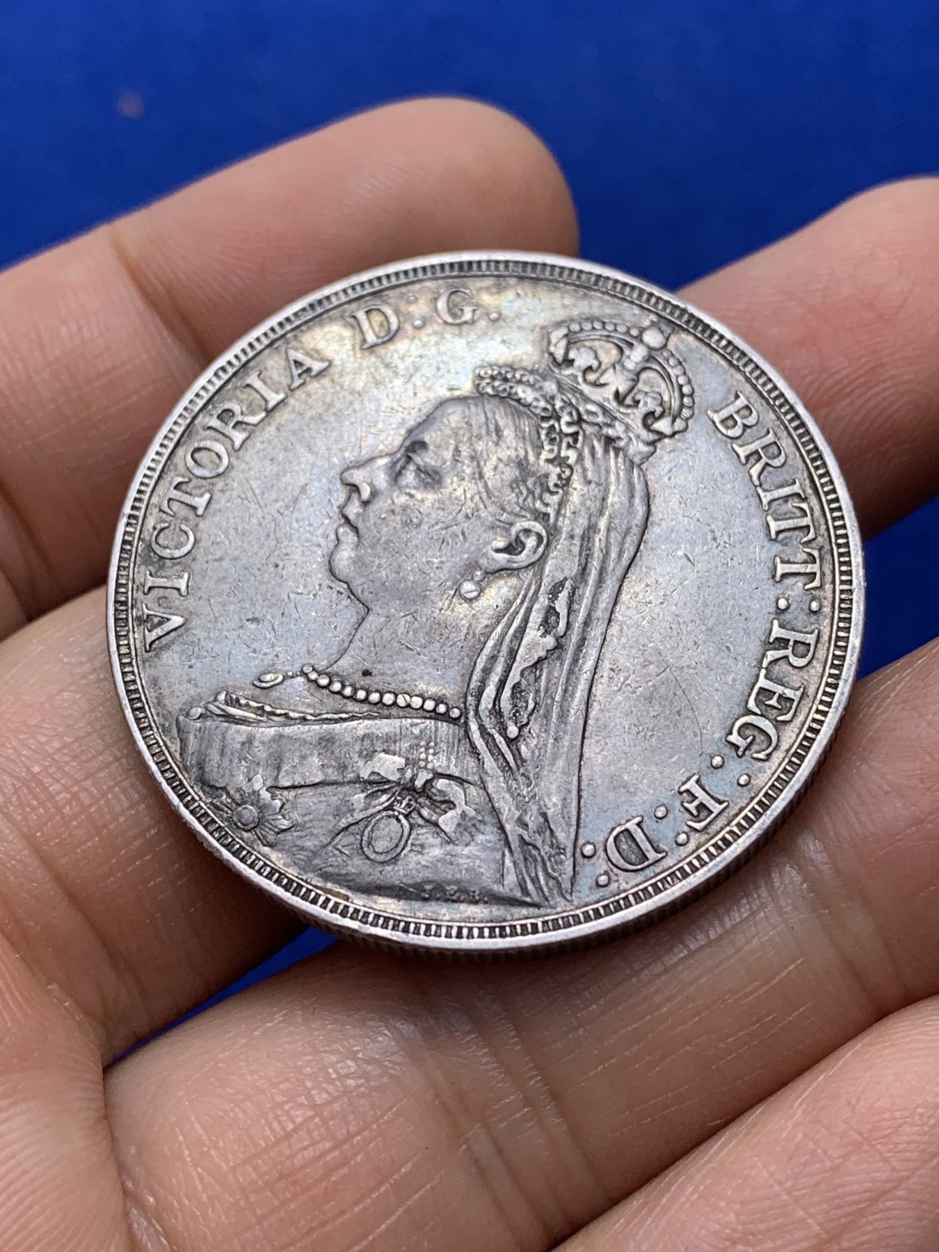 《竞宝斋》第222场-周日，周一 2场 (全场包邮) 英国1889年维多利亚高冠马剑银币