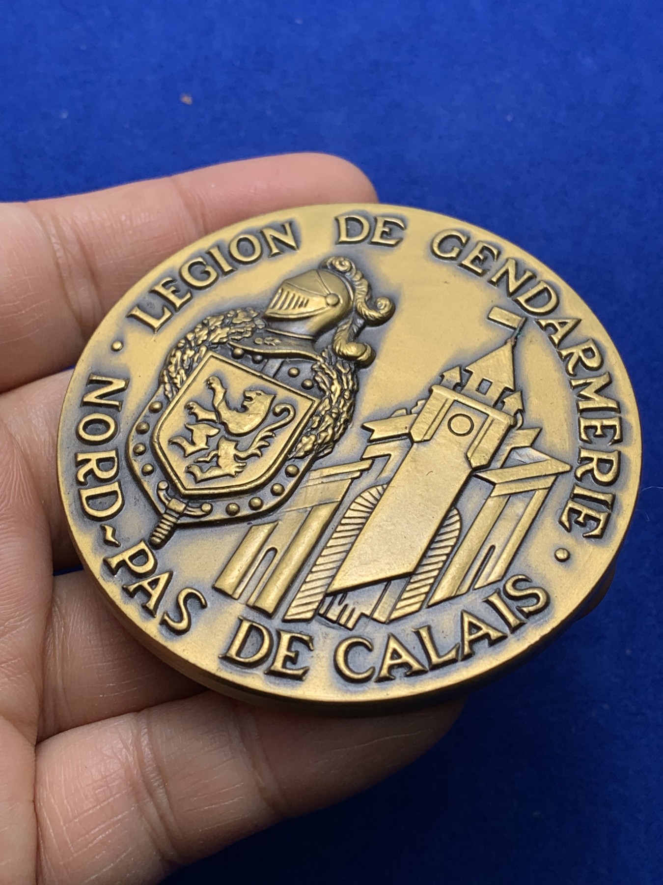 《竞宝斋》第222场-周日，周一 2场 (全场包邮) 20世纪法国，北加来海峡宪兵军团大章，军事警察双重职能执法机构（罕见）边铭三角BR，重量144g 直径65mm 美品