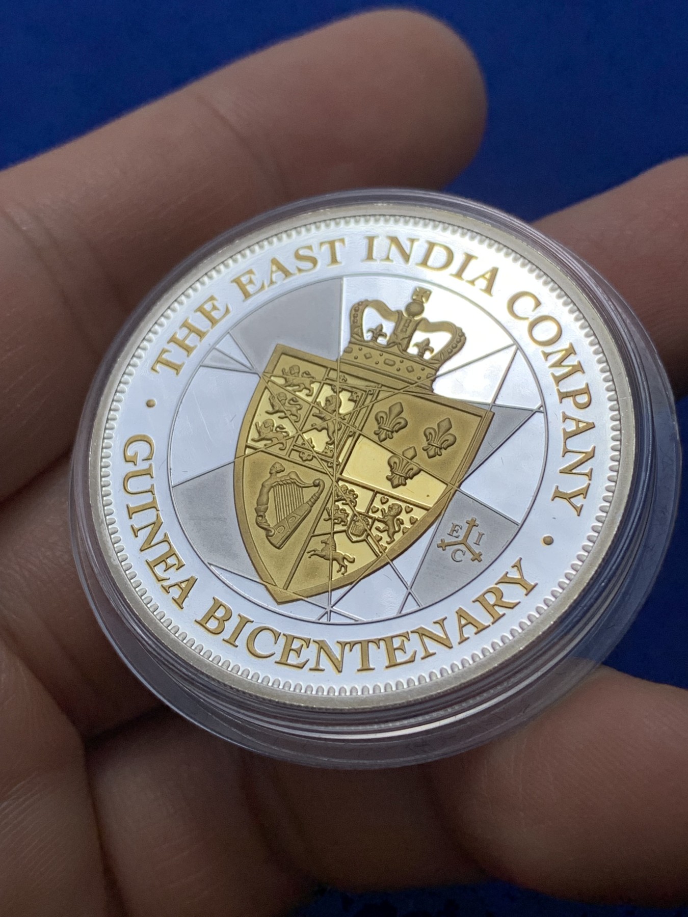 《竞宝斋》第222场-周日，周一 2场 (全场包邮) 全新稀少 圣赫勒拿 2016年 20便士 东印度公司成立200周年纪念  “玫瑰皇冠” 999精制镀金 一盎司银币 镀金版罕见