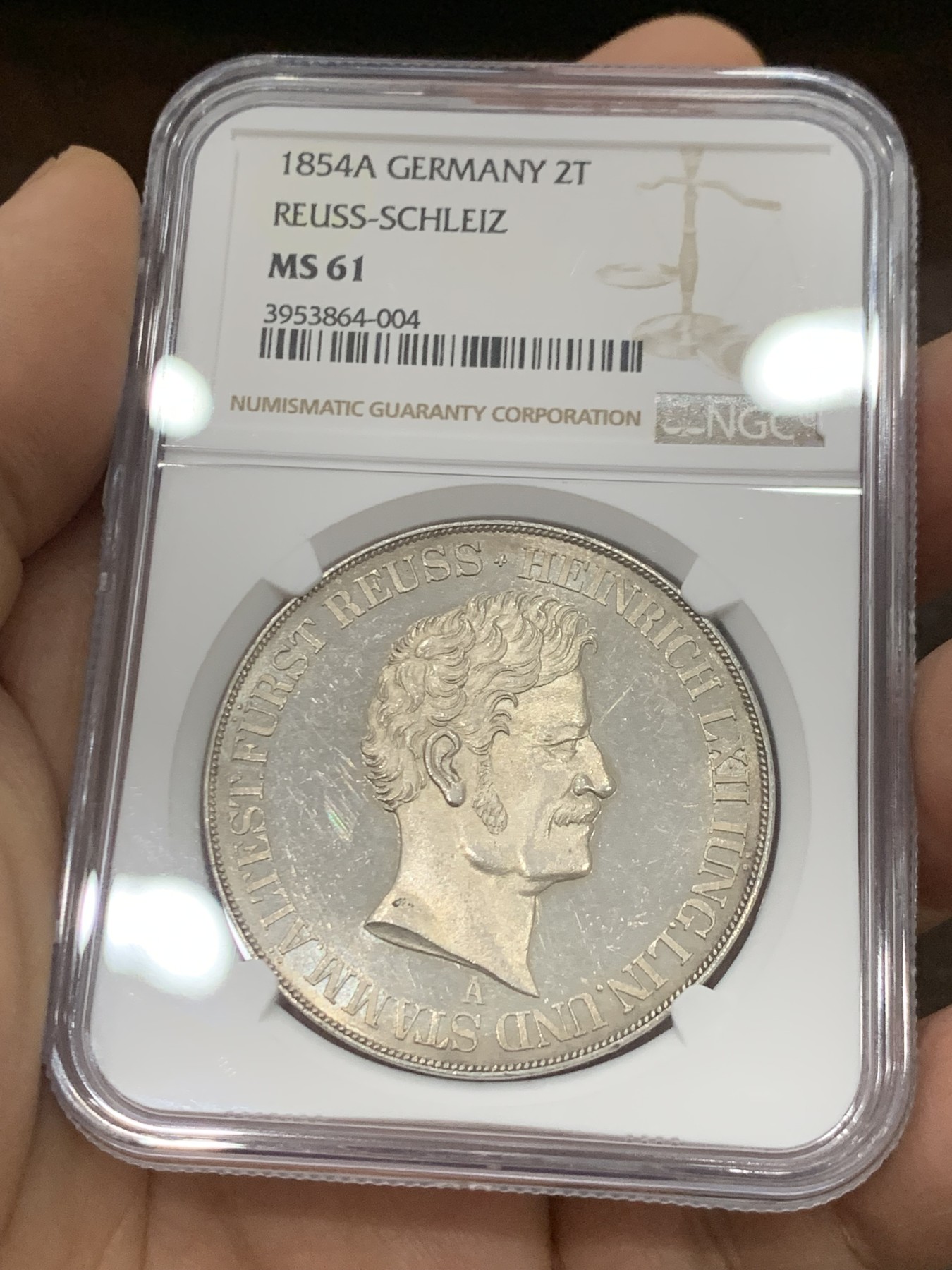 《竞宝斋》第222场-周日，周一 2场 (全场包邮) 唯一冠军分 NGC MS61 德国 1854 罗伊斯-施莱茨 2泰勒37克的大银币 2700枚的发行量对流通币来说遇上便是难得