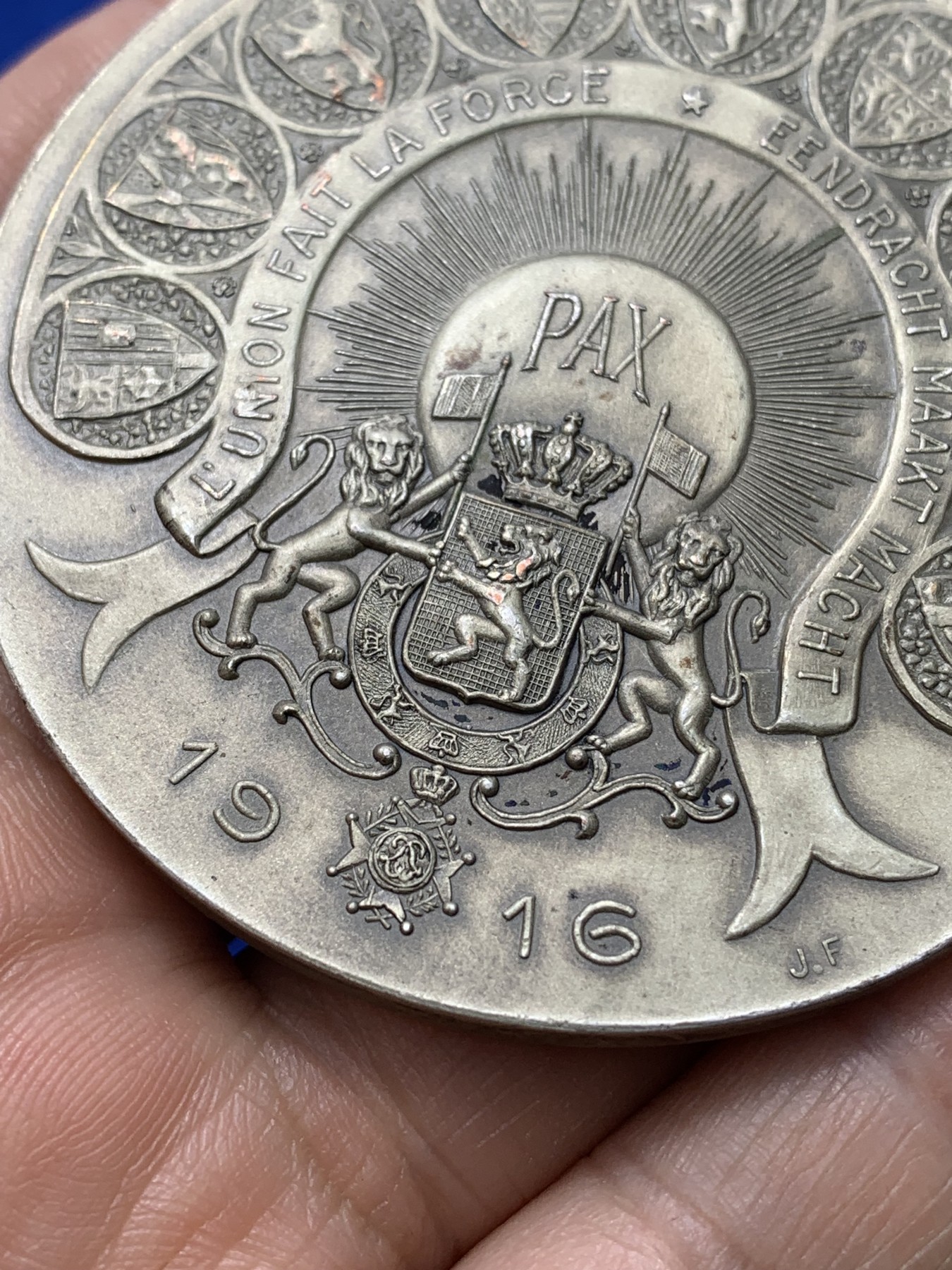 《竞宝斋》第222场-周日，周一 2场 (全场包邮) 比利时1916基督的圣心镀银大铜章，重量85g，直径59.6mm，浮雕故事线清晰