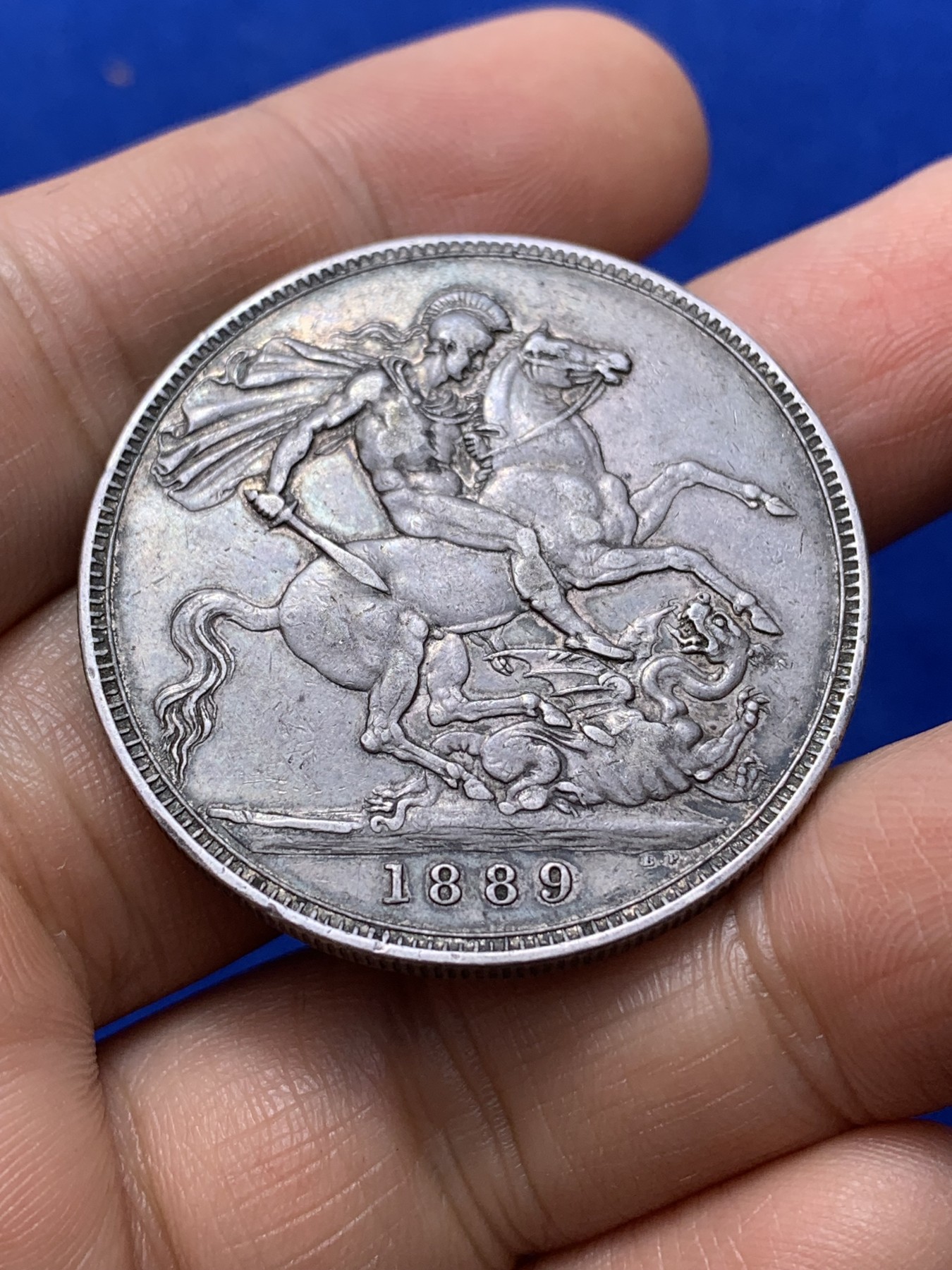 《竞宝斋》第222场-周日，周一 2场 (全场包邮) 英国1889年维多利亚高冠马剑银币