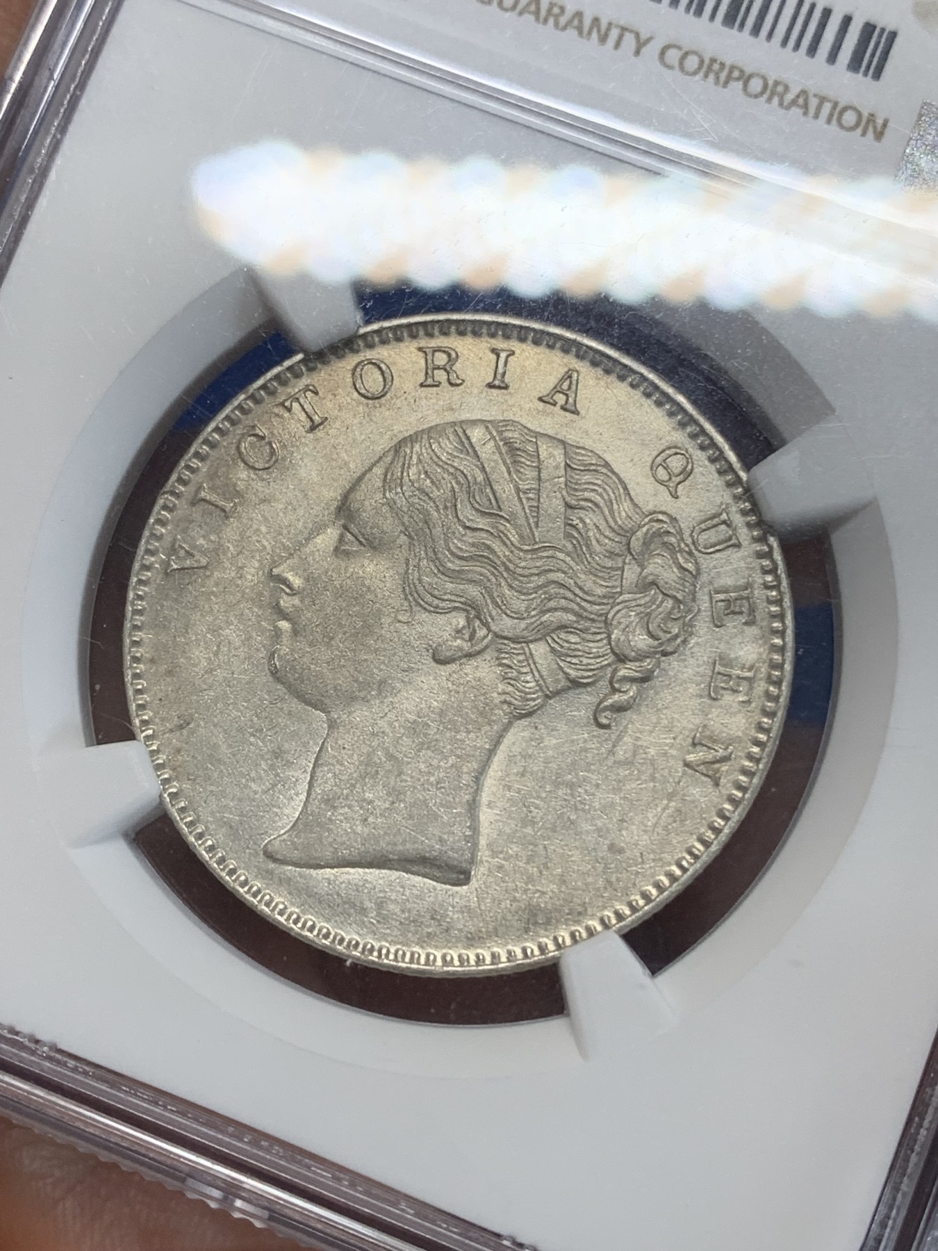 《竞宝斋》第222场-周日，周一 2场 (全场包邮) NGC MS60 英属印度1840维多利亚单辫版1卢比银币