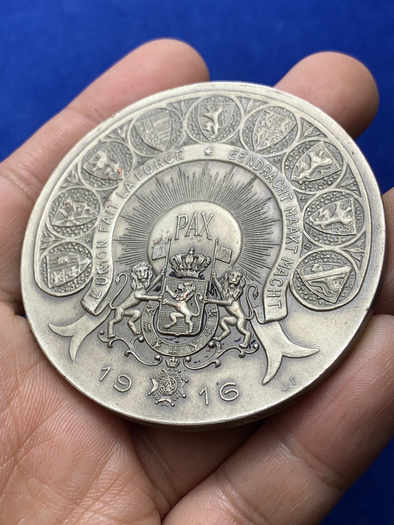 《竞宝斋》第222场-周日，周一 2场 (全场包邮) 比利时1916基督的圣心镀银大铜章，重量85g，直径59.6mm，浮雕故事线清晰