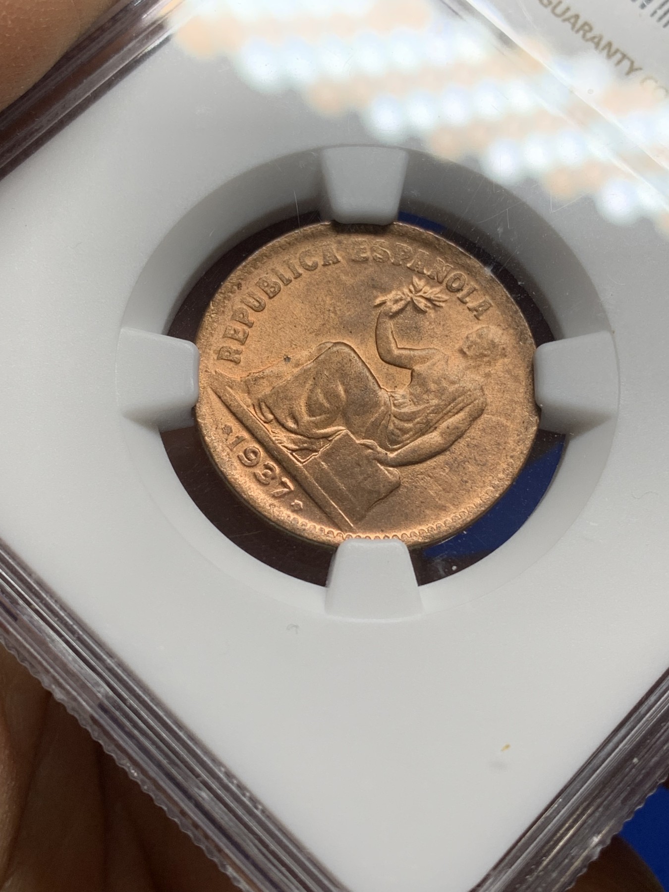 《竞宝斋》第222场-周日，周一 2场 (全场包邮) NGC-MS66RD 冠军分 西班牙1937年内战50分铜币，坐人女神。低估品种，仅发行2个年份，63分参考价50美元。RD红铜光靓丽，66冠军品质