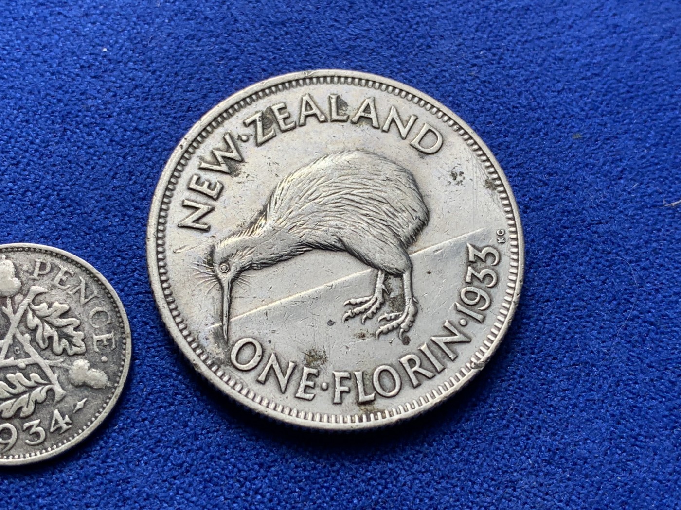 《竞宝斋》第222场-周日，周一 2场 (全场包邮) 两枚一组 新西兰1933乔治五世1弗洛林银币和英国1934乔五3便士银币