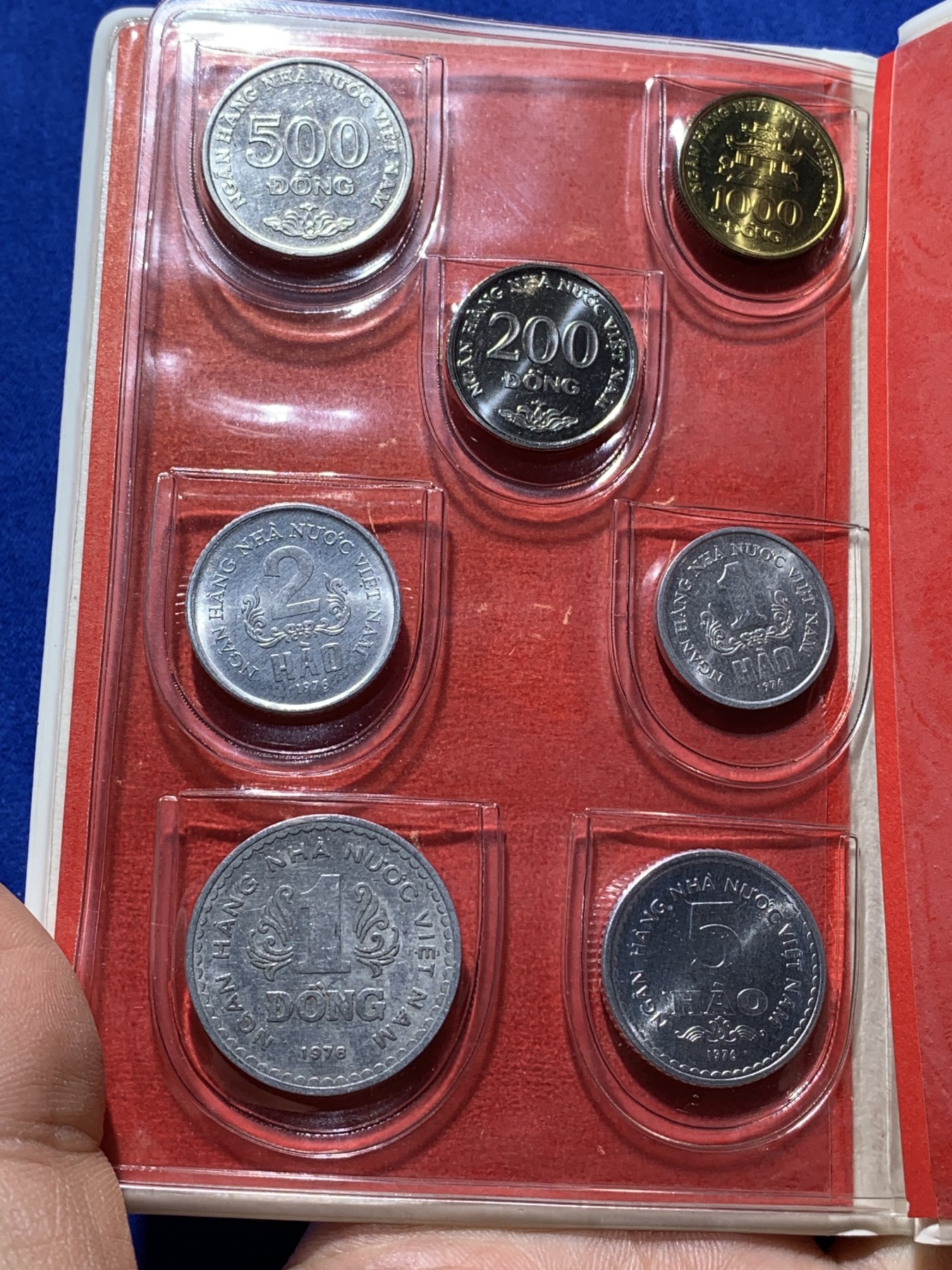 《竞宝斋》第222场-周日，周一 2场 (全场包邮) 越南 7枚装 套币 比较少见的装帧方式 年份 状态 请见图