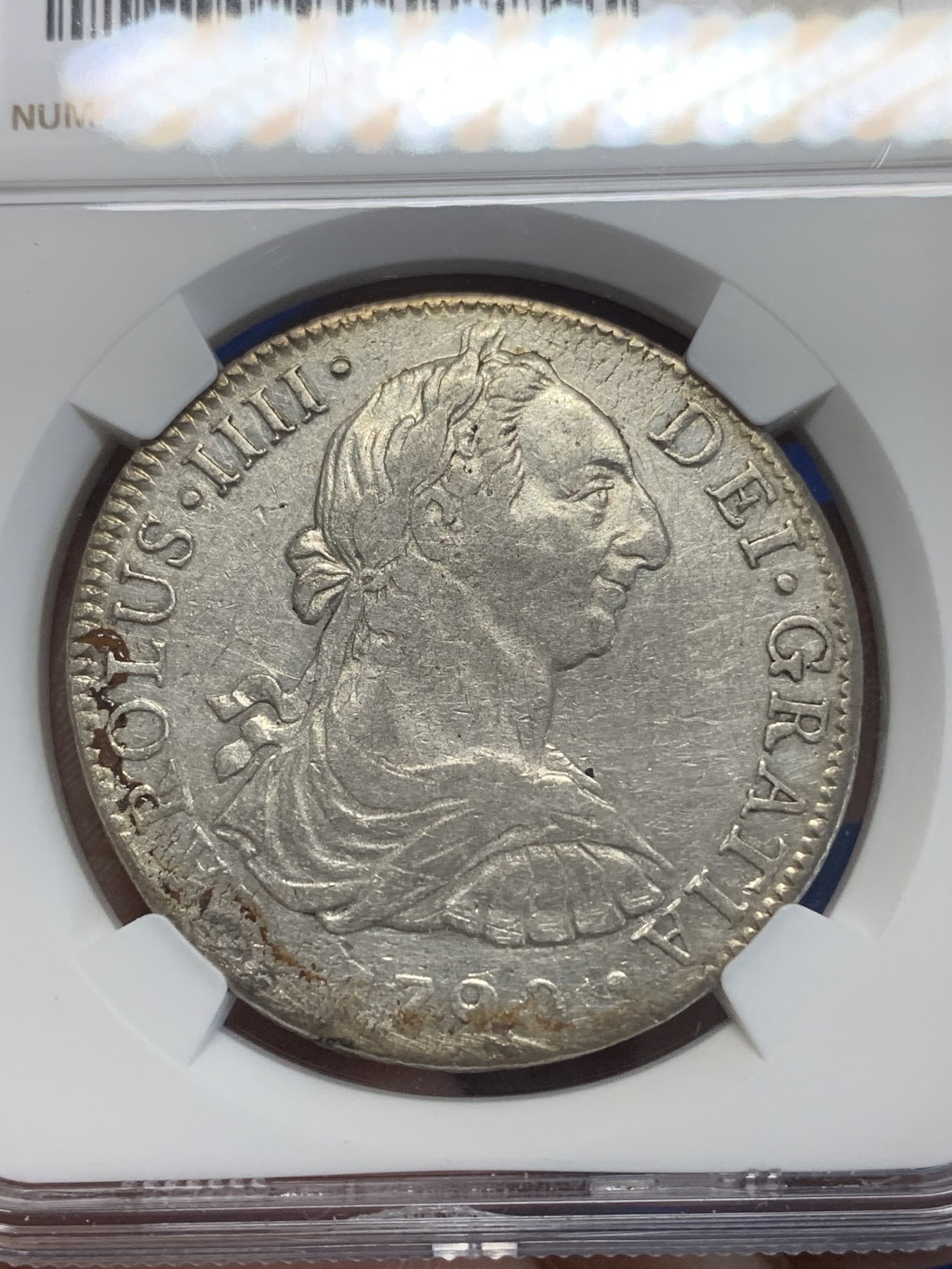 《竞宝斋》第222场-周日，周一 2场 (全场包邮) NGC XFD 西属墨西哥1790年MO FM卡洛斯三世稀少过渡版双柱8R 深打状态 状态很不错 适合收藏入手