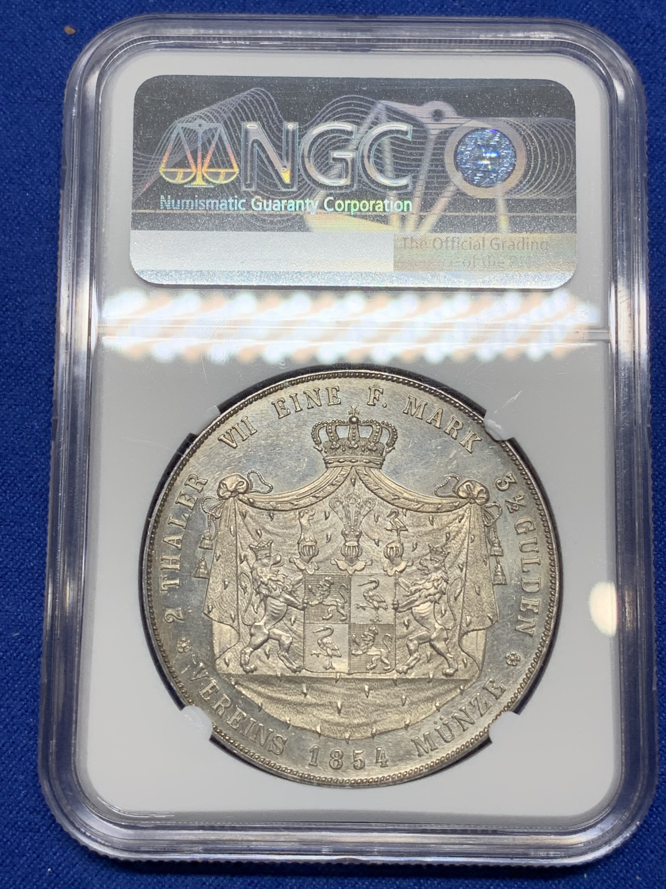 《竞宝斋》第222场-周日，周一 2场 (全场包邮) 唯一冠军分 NGC MS61 德国 1854 罗伊斯-施莱茨 2泰勒37克的大银币 2700枚的发行量对流通币来说遇上便是难得