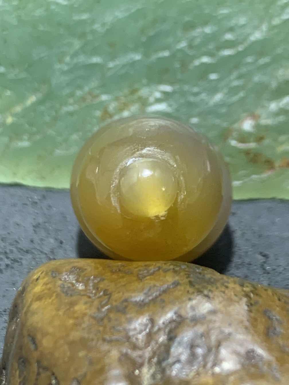 精美高润度蒙料飘金沙鸡油黄战国红玛瑙随形葫芦吊坠一个，