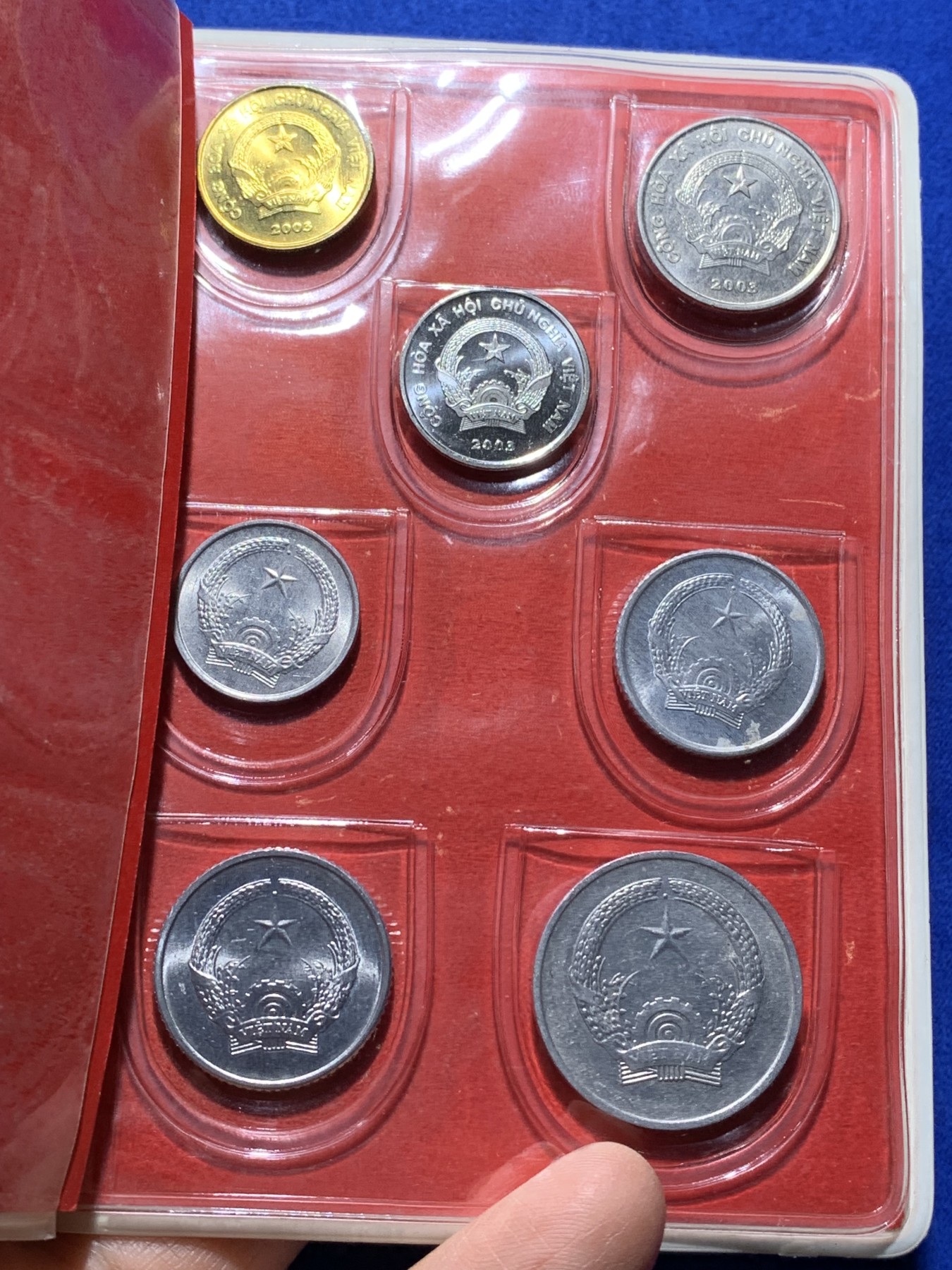 《竞宝斋》第222场-周日，周一 2场 (全场包邮) 越南 7枚装 套币 比较少见的装帧方式 年份 状态 请见图