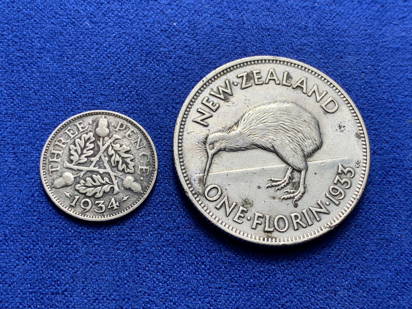 《竞宝斋》第222场-周日，周一 2场 (全场包邮) 两枚一组 新西兰1933乔治五世1弗洛林银币和英国1934乔五3便士银币