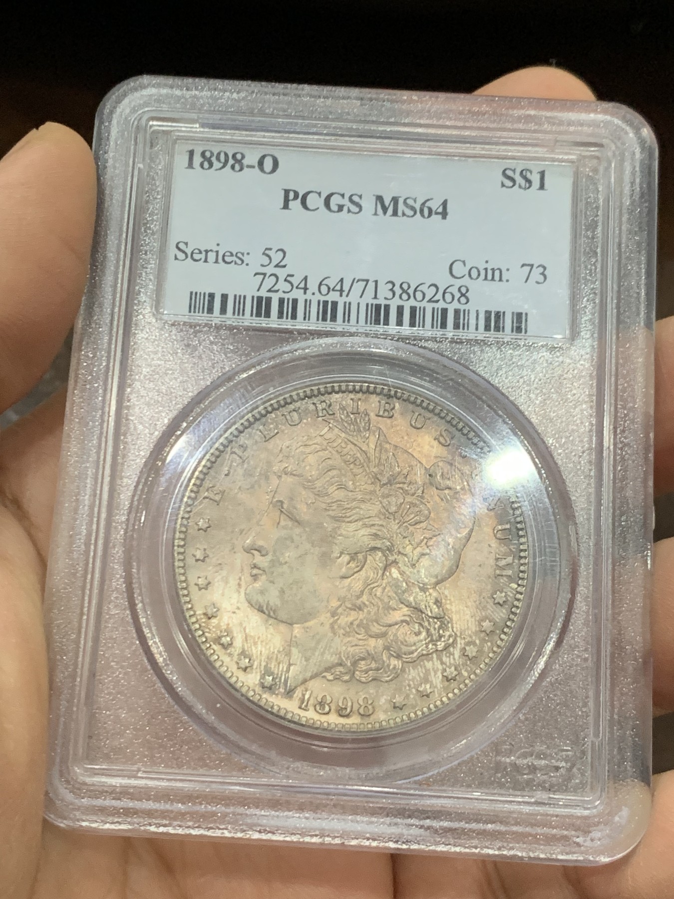 《竞宝斋》第222场-周日，周一 2场 (全场包邮) PCGS-MS64 美国1898年摩根银币O版，原汁原味五彩老包浆，包浆醇厚，卷首币，状态一流。P盒早期小白盒，发行量和市场上较少年份的版本，铸币数量444万枚。