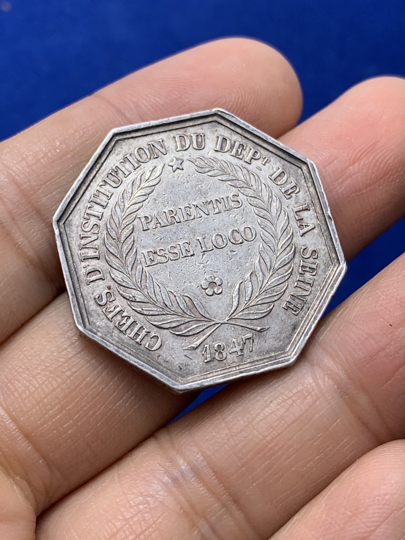 《竞宝斋》第222场-周日，周一 2场 (全场包邮) 法国1860-1879八角银质代币，查理大帝800年，塞纳省机构负责，边铭蜜蜂AR，重量14.9g，直径31mm