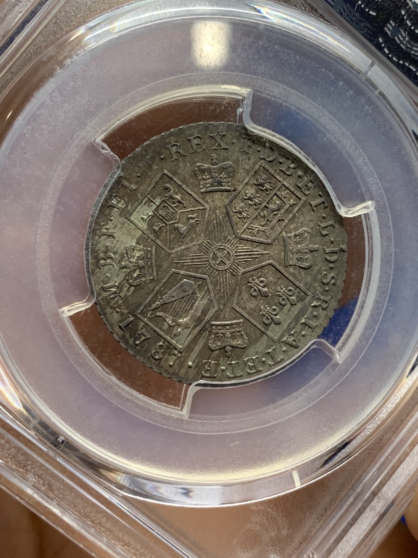 《竞宝斋》第222场-周日，周一 2场 (全场包邮) PCGS-MS62 英国 1787 乔三 1先令 银币  较少见的无心版 深包浆漂亮带彩