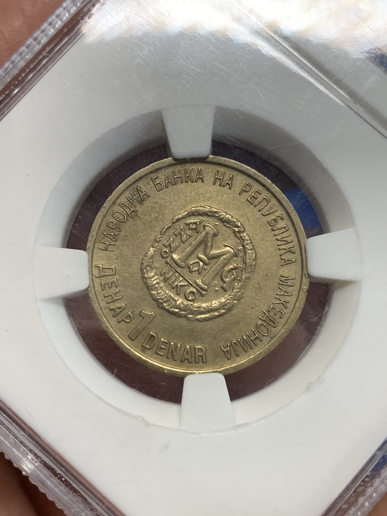 《竞宝斋》第222场-周日，周一 2场 (全场包邮) 马其顿2000年1第纳尔基督教2000年纪念币，发行量只有2000枚，非常稀少