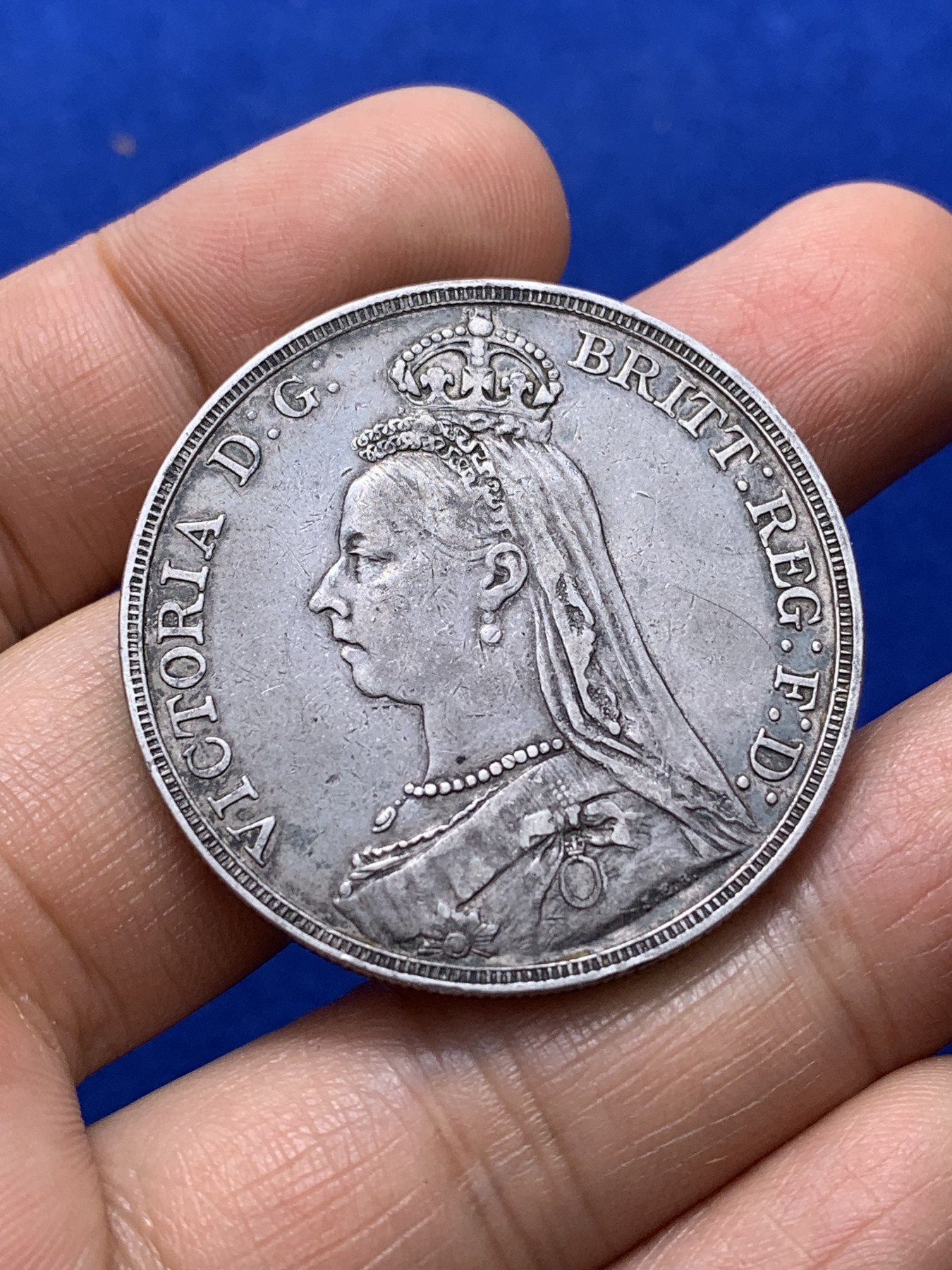 《竞宝斋》第222场-周日，周一 2场 (全场包邮) 英国1889年维多利亚高冠马剑银币