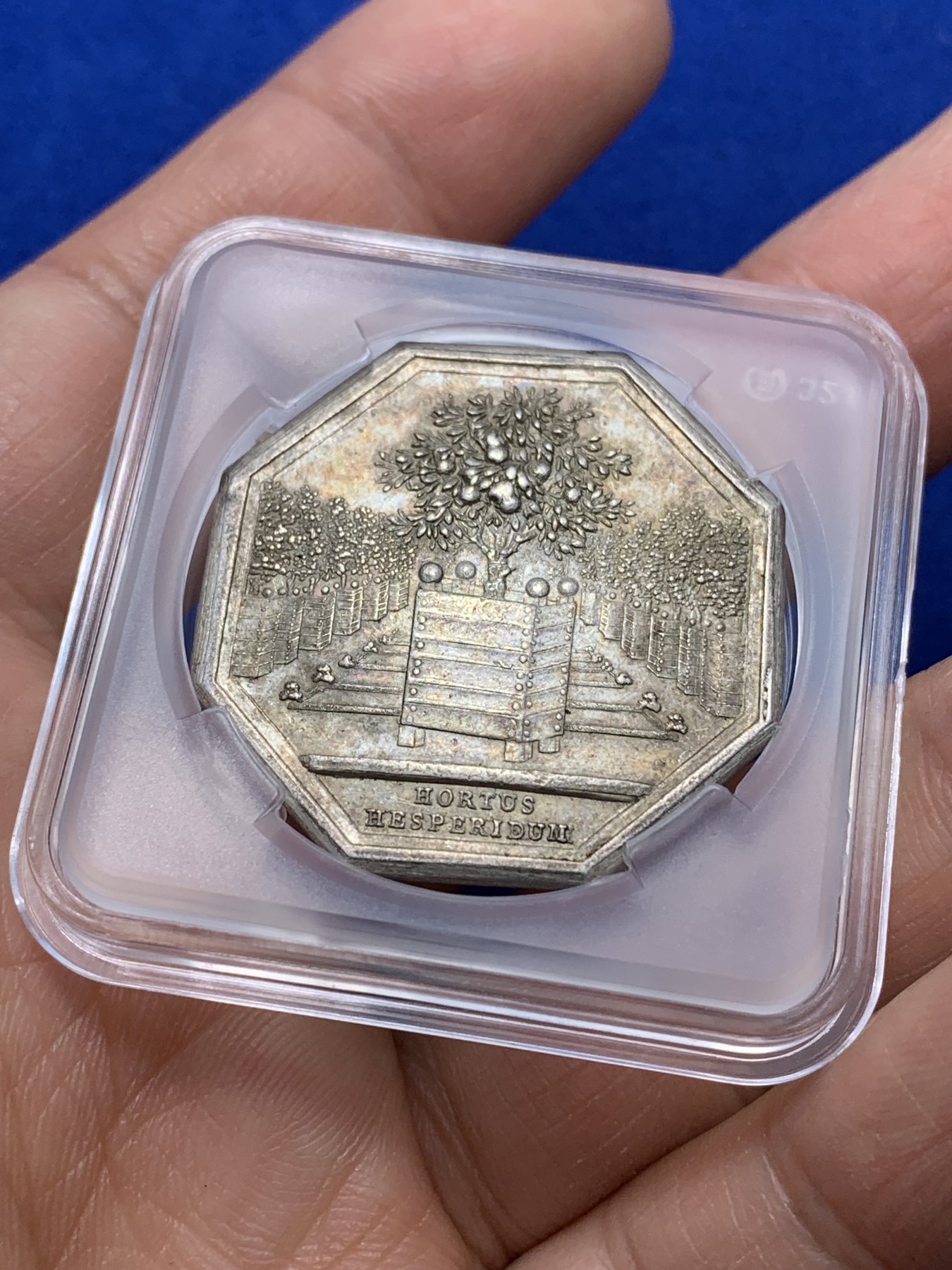 《竞宝斋》第222场-周日，周一 2场 (全场包邮) 法国红苹果园林银质八角代币 约31.6mm 12g 品相不错 早期无边铭（送小方盒）