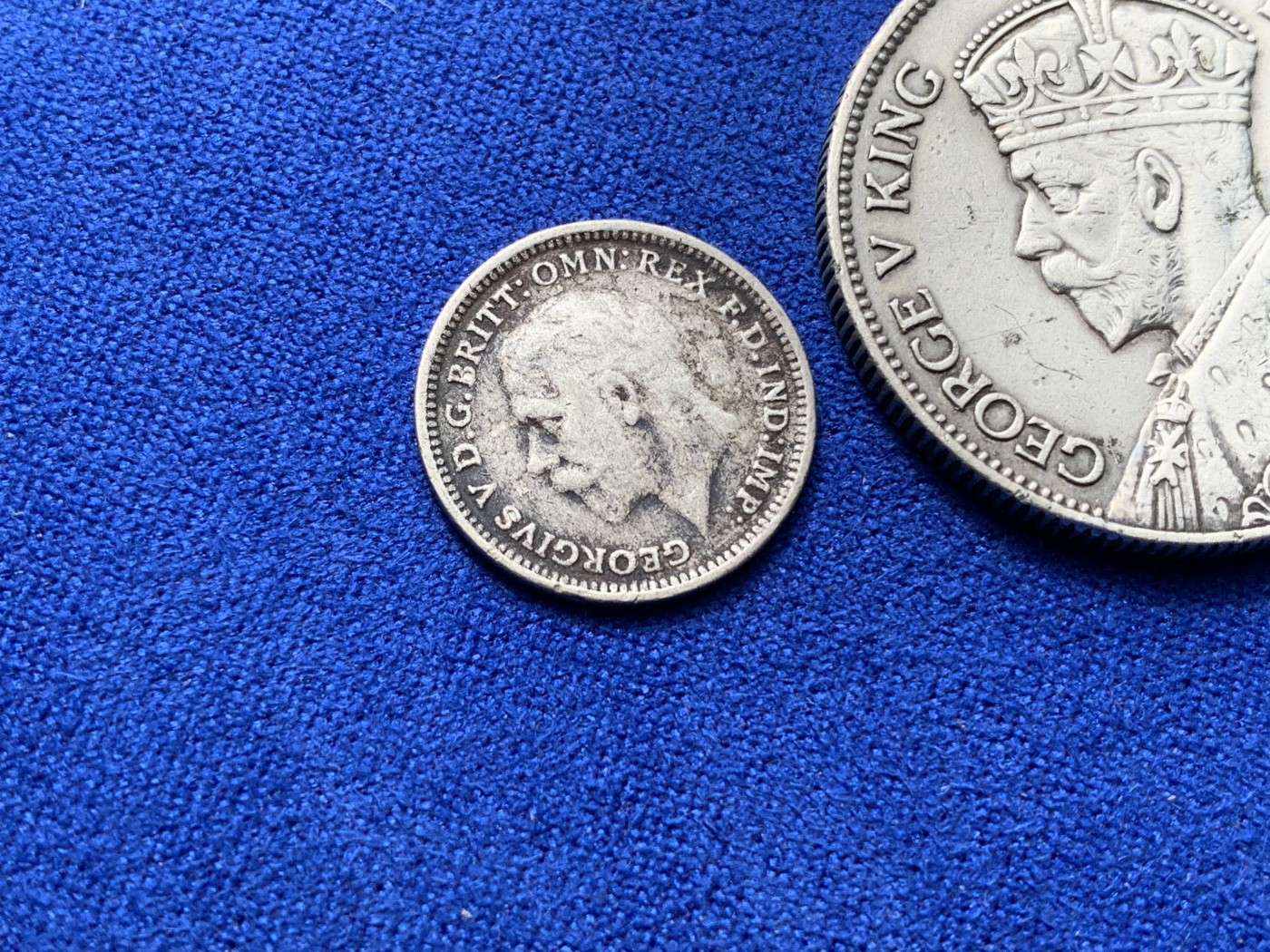 《竞宝斋》第222场-周日，周一 2场 (全场包邮) 两枚一组 新西兰1933乔治五世1弗洛林银币和英国1934乔五3便士银币