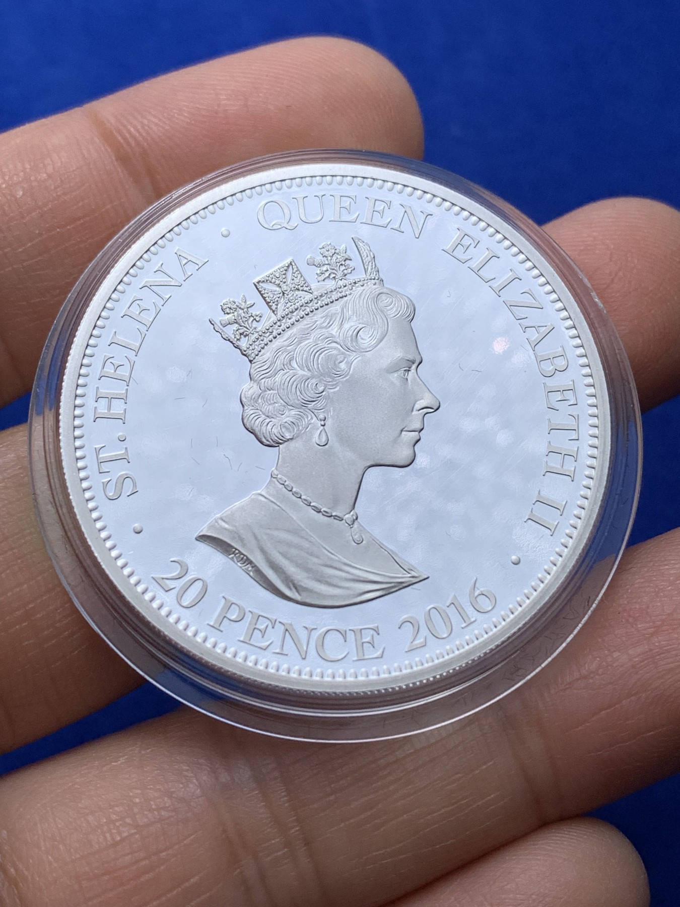 《竞宝斋》第222场-周日，周一 2场 (全场包邮) 全新稀少 圣赫勒拿 2016年 20便士 东印度公司成立200周年纪念  “玫瑰皇冠” 999精制镀金 一盎司银币 镀金版罕见