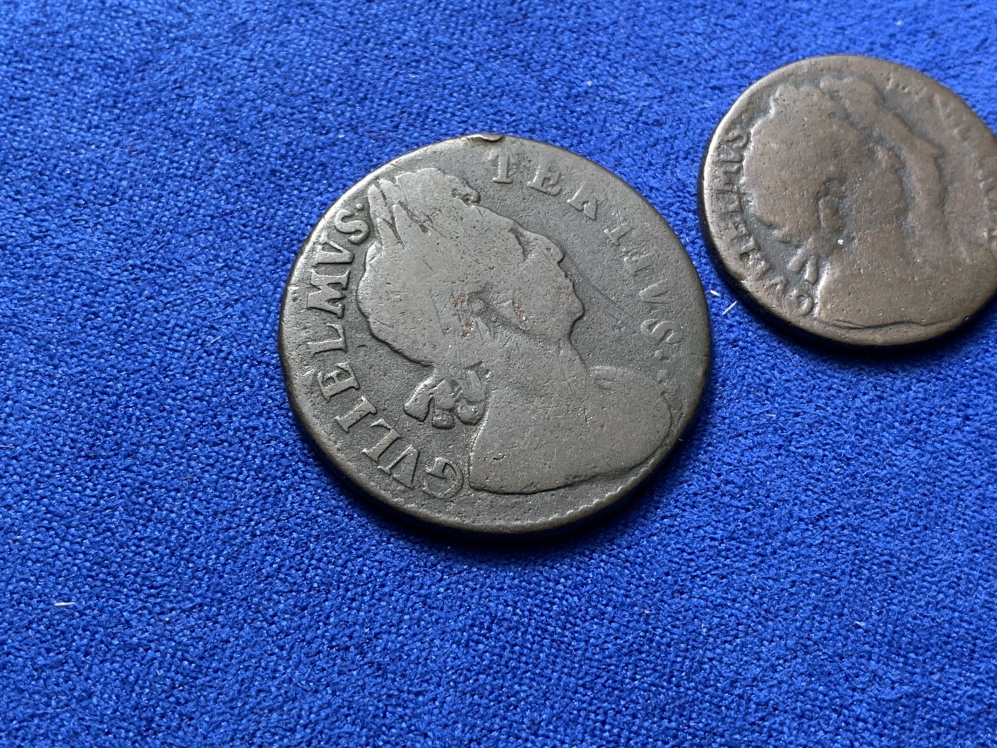 《竞宝斋》第222场-周日，周一 2场 (全场包邮) 两枚一组 169X年英国威廉三世法新、半便士一对 威廉玛丽和威廉三世头像，大英早期货币