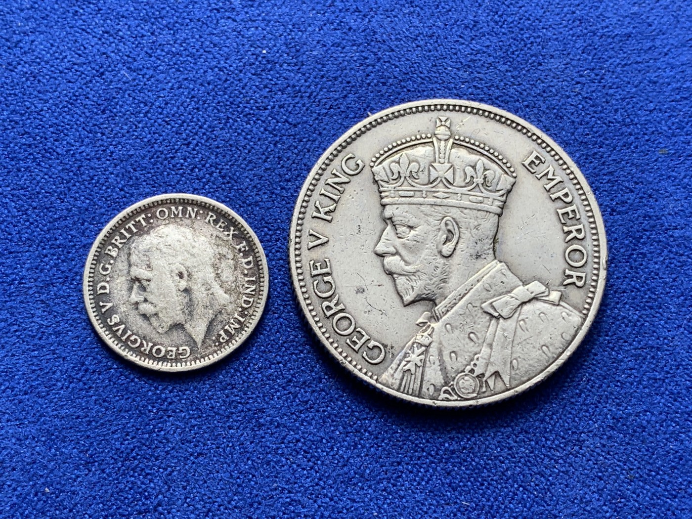 《竞宝斋》第222场-周日，周一 2场 (全场包邮) 两枚一组 新西兰1933乔治五世1弗洛林银币和英国1934乔五3便士银币