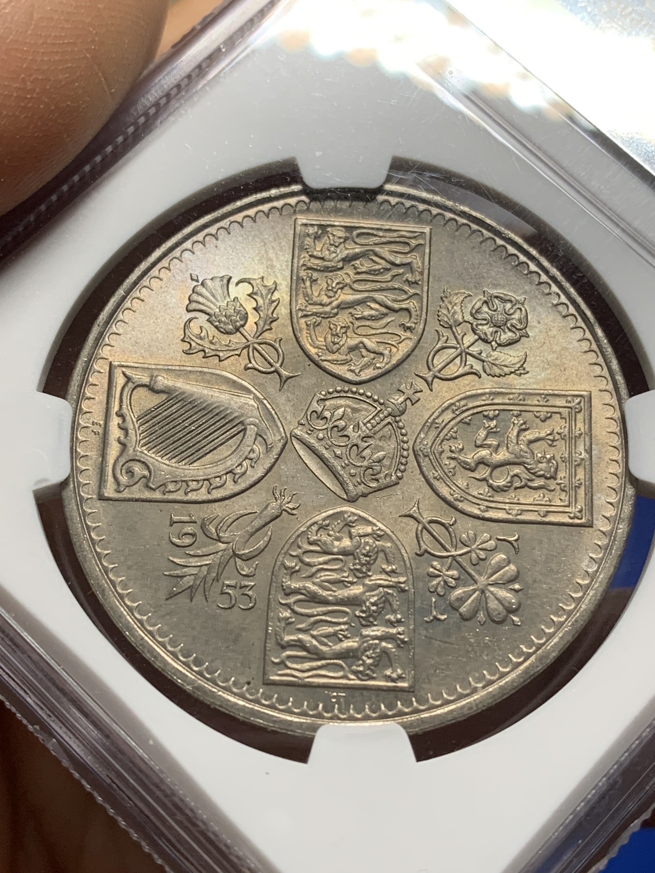 《竞宝斋》第222场-周日，周一 2场 (全场包邮) NGC-MS64 英国1953年 伊丽莎白二世女王加冕登基纪念克朗 转光强烈，女王英姿飒爽