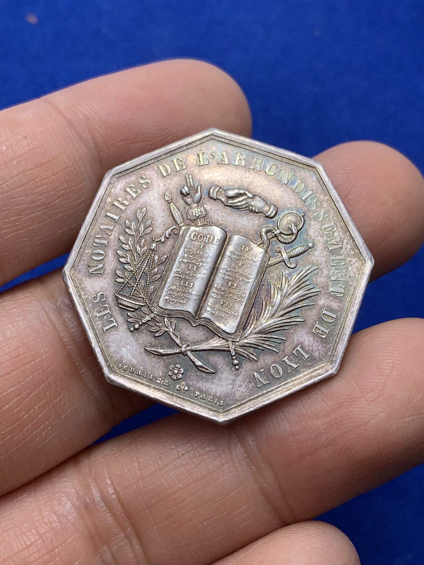 《竞宝斋》第222场-周日，周一 2场 (全场包邮) 1883年法国里昂公证人八角银质代币 绚丽淡彩 14.2g 32.7mm 丰饶角银标