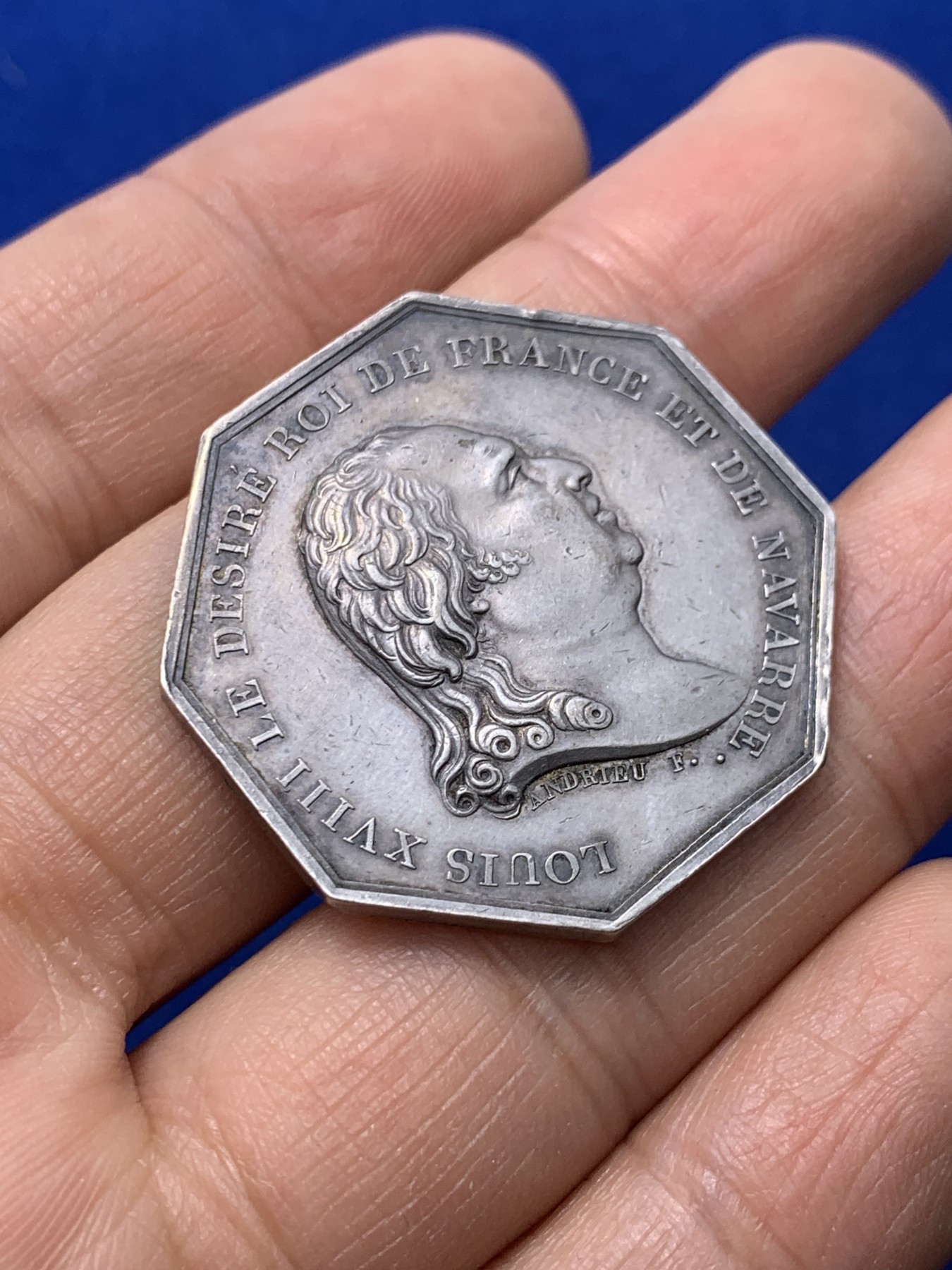 《竞宝斋》第222场-周日，周一 2场 (全场包邮) 1816年法国路易十八稀有贸易八角银章 33毫米 16.4克 早期无边铭