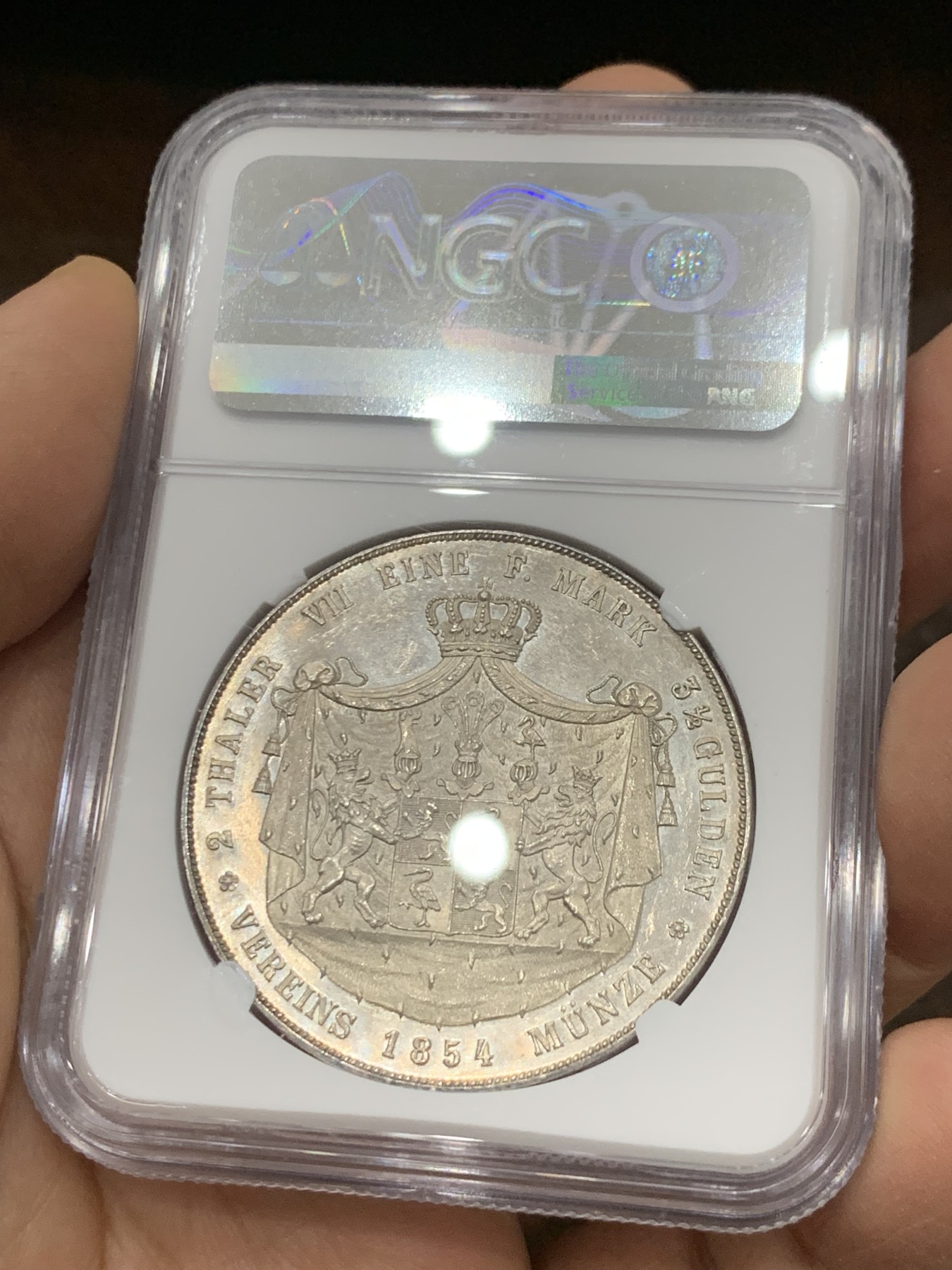 《竞宝斋》第222场-周日，周一 2场 (全场包邮) 唯一冠军分 NGC MS61 德国 1854 罗伊斯-施莱茨 2泰勒37克的大银币 2700枚的发行量对流通币来说遇上便是难得