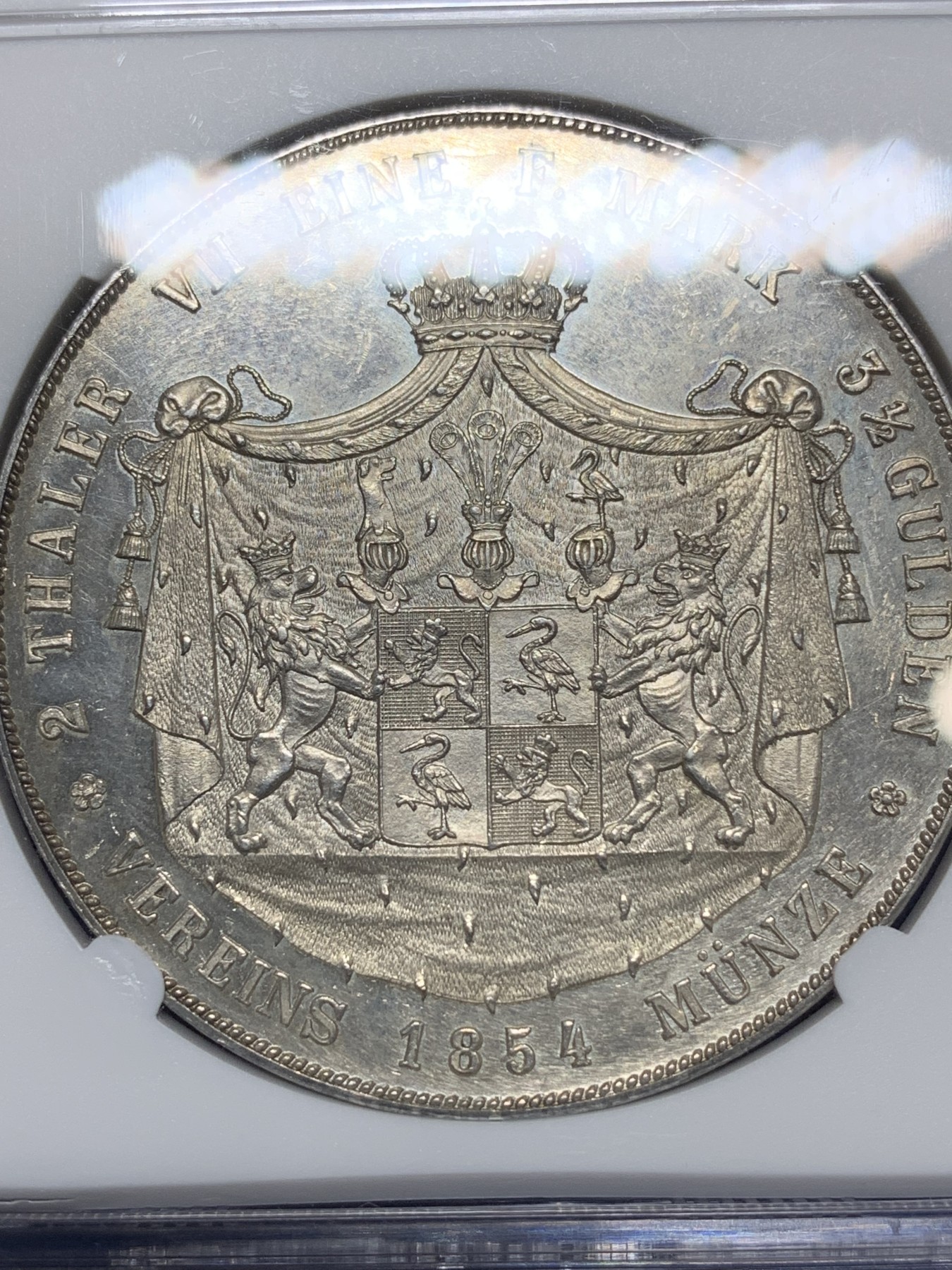 《竞宝斋》第222场-周日，周一 2场 (全场包邮) 唯一冠军分 NGC MS61 德国 1854 罗伊斯-施莱茨 2泰勒37克的大银币 2700枚的发行量对流通币来说遇上便是难得