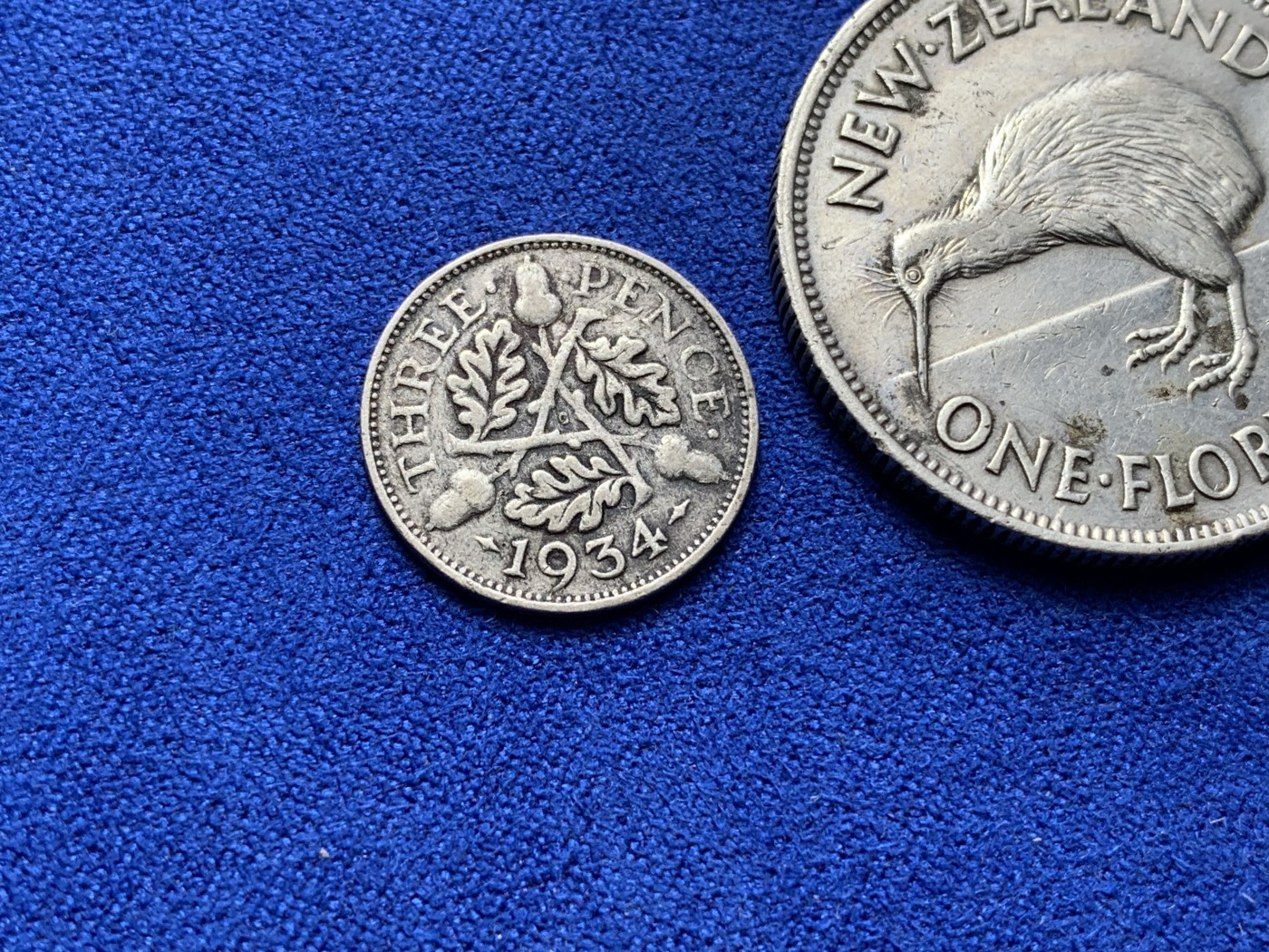 《竞宝斋》第222场-周日，周一 2场 (全场包邮) 两枚一组 新西兰1933乔治五世1弗洛林银币和英国1934乔五3便士银币