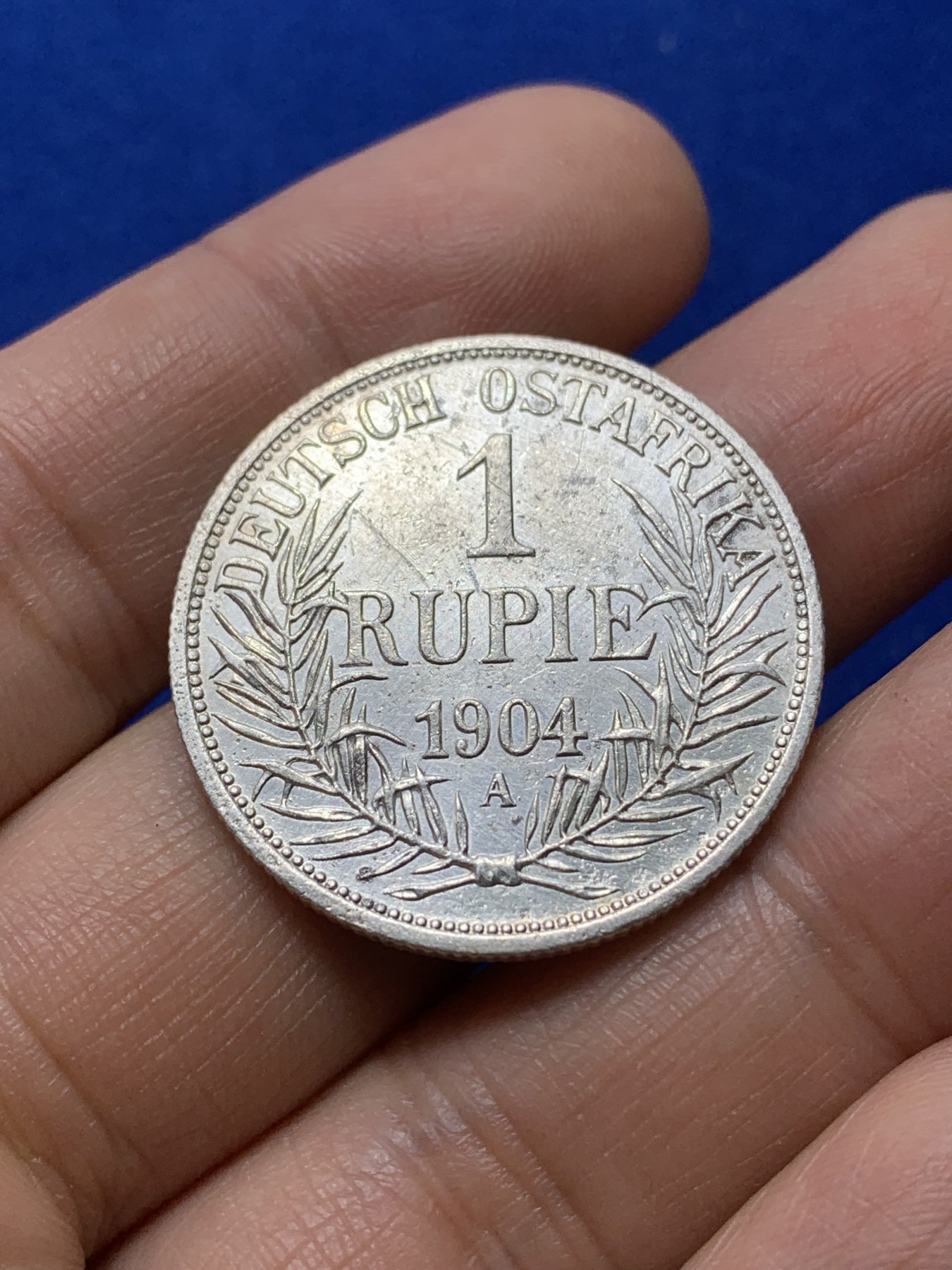 《竞宝斋》第222场-周日，周一 2场 (全场包邮) 德属东非1904年1卢比银币，917银，重量11.66g，少见的品种