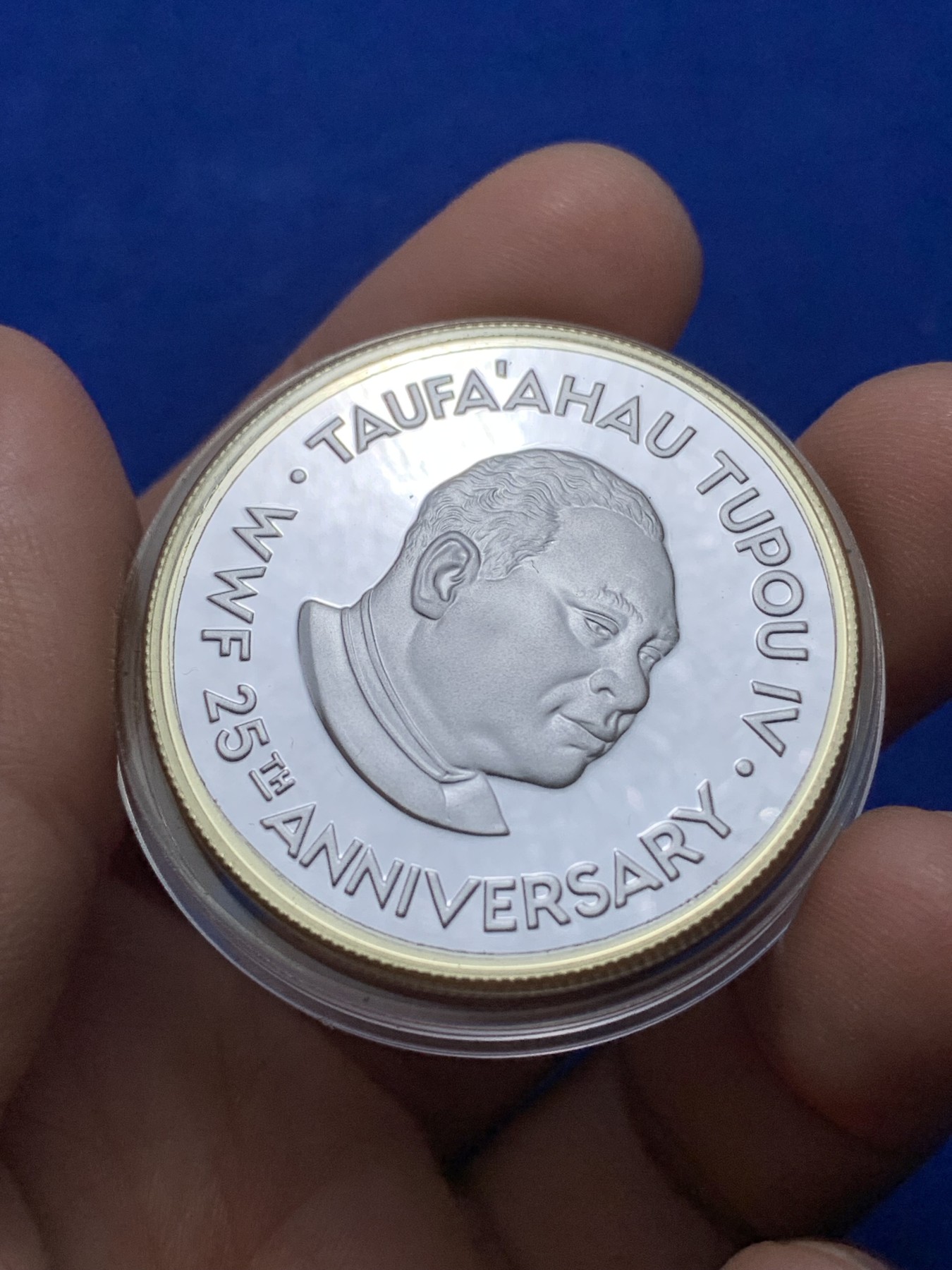 《竞宝斋》第222场-周日，周一 2场 (全场包邮) 汤加1986年世界野生动物基金会系列座头鲸2潘加精制银币。直径39mm，重28.28g，925银，发行量25000枚。PROOF镜面状态精制币，带证书，状态极佳。