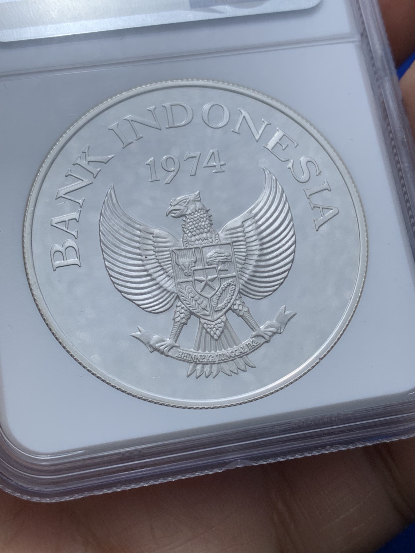 《竞宝斋》第222场-周日，周一 2场 (全场包邮) NGC-PF66 印度尼西亚1974年猩猩5000卢比精制银币，直径42mm，重35g，925银，发行量17000枚。PROOF镜面状态精制币，状态极佳，高分精品