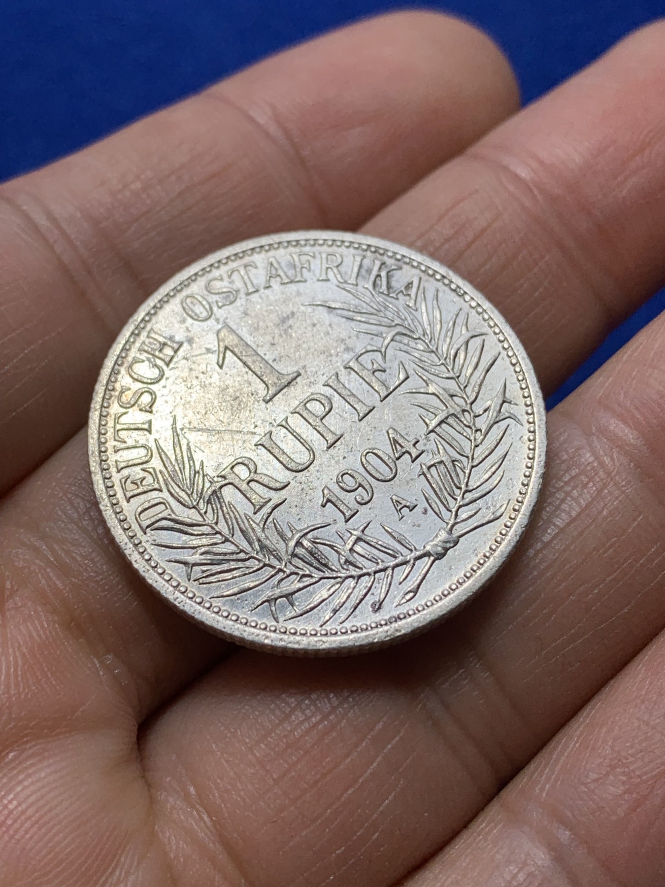 《竞宝斋》第222场-周日，周一 2场 (全场包邮) 德属东非1904年1卢比银币，917银，重量11.66g，少见的品种
