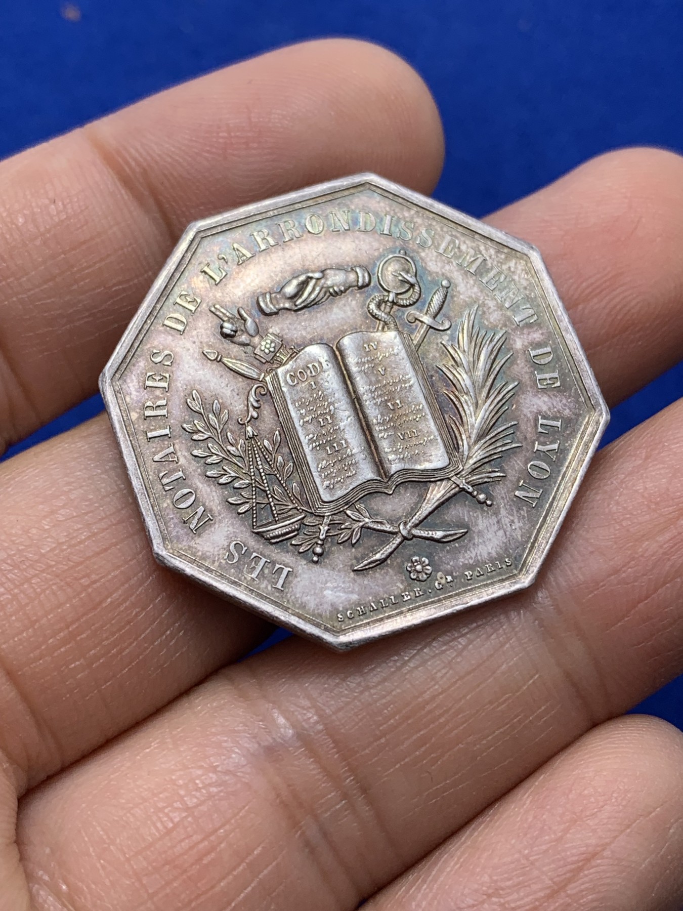 《竞宝斋》第222场-周日，周一 2场 (全场包邮) 1883年法国里昂公证人八角银质代币 绚丽淡彩 14.2g 32.7mm 丰饶角银标