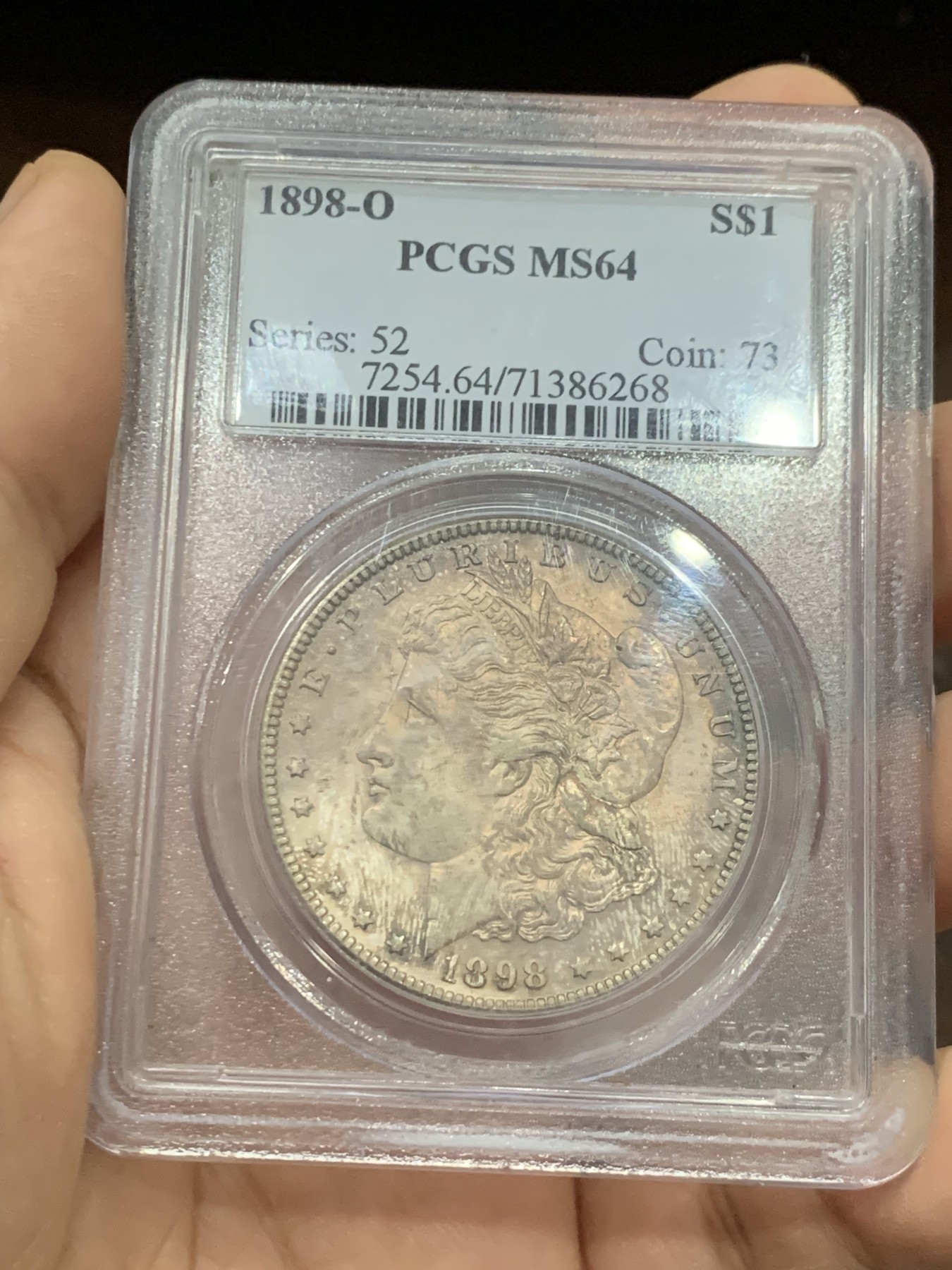 《竞宝斋》第222场-周日，周一 2场 (全场包邮) PCGS-MS64 美国1898年摩根银币O版，原汁原味五彩老包浆，包浆醇厚，卷首币，状态一流。P盒早期小白盒，发行量和市场上较少年份的版本，铸币数量444万枚。