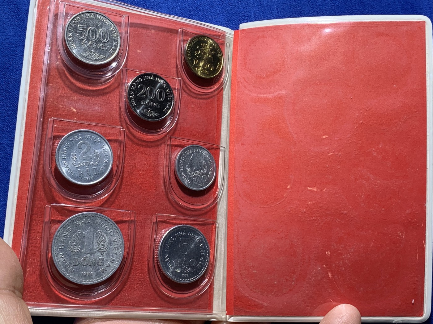 《竞宝斋》第222场-周日，周一 2场 (全场包邮) 越南 7枚装 套币 比较少见的装帧方式 年份 状态 请见图