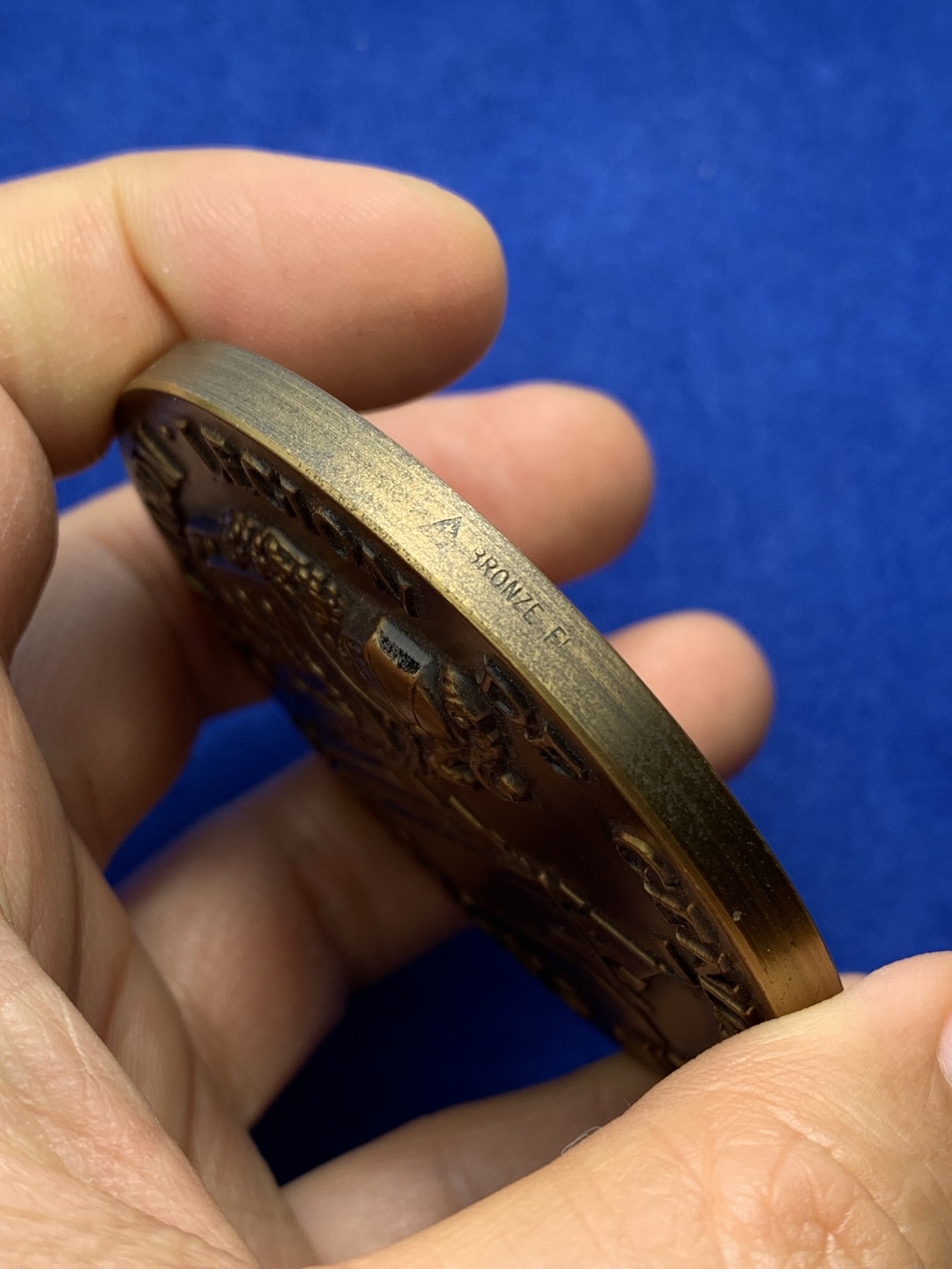 《竞宝斋》第222场-周日，周一 2场 (全场包邮) 20世纪法国，北加来海峡宪兵军团大章，军事警察双重职能执法机构（罕见）边铭三角BR，重量144g 直径65mm 美品