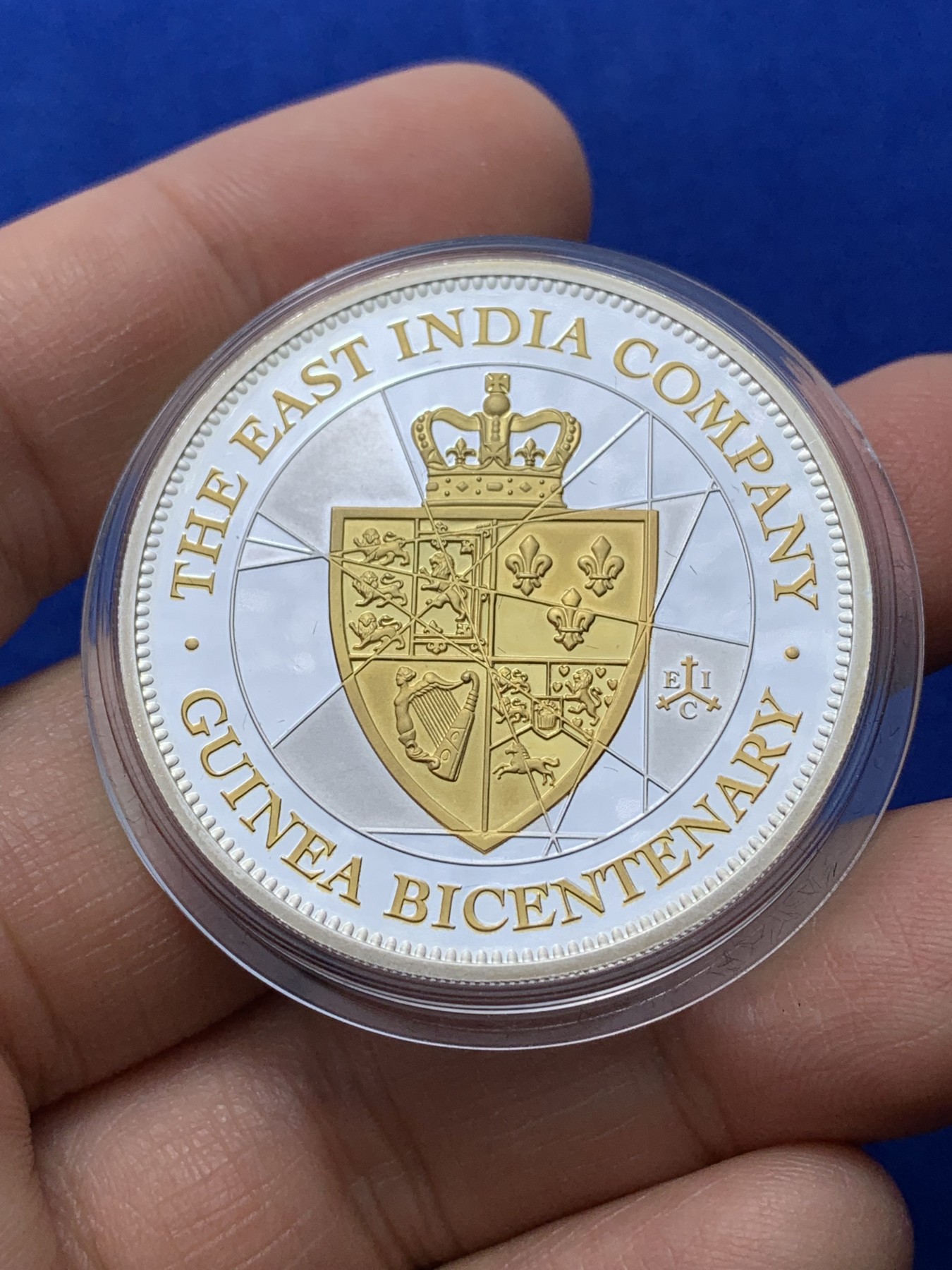 《竞宝斋》第222场-周日，周一 2场 (全场包邮) 全新稀少 圣赫勒拿 2016年 20便士 东印度公司成立200周年纪念  “玫瑰皇冠” 999精制镀金 一盎司银币 镀金版罕见