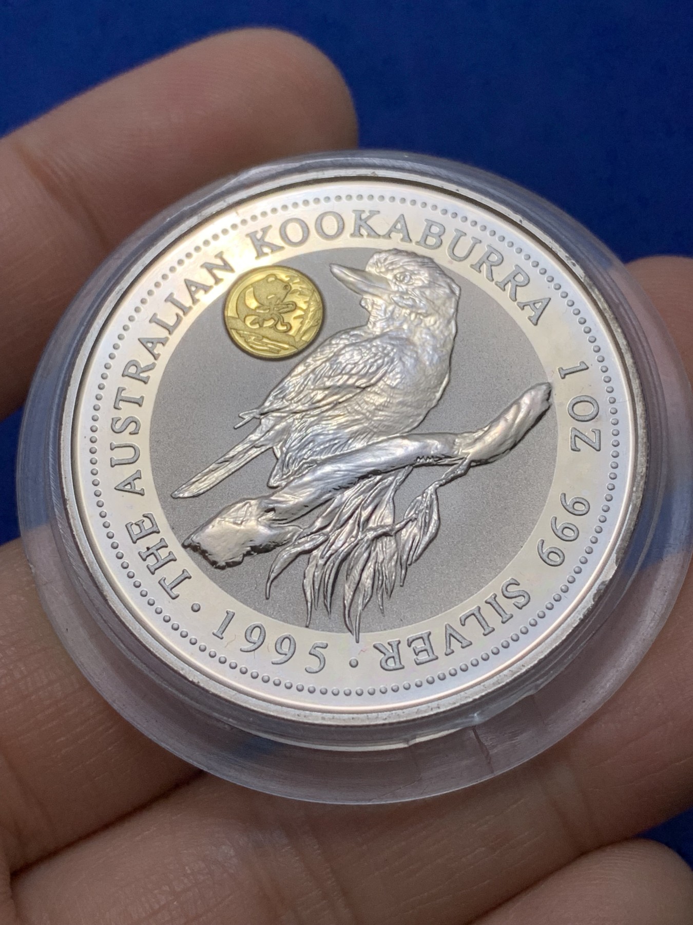 《竞宝斋》第222场-周日，周一 2场 (全场包邮) 澳大利亚 1995年 笑翠鸟 熊猫镶嵌银币 含纯银1盎司999银，金猫重0.5克黄金，发行1.5万枚，为北京国际钱币邮票展而发行 原盒