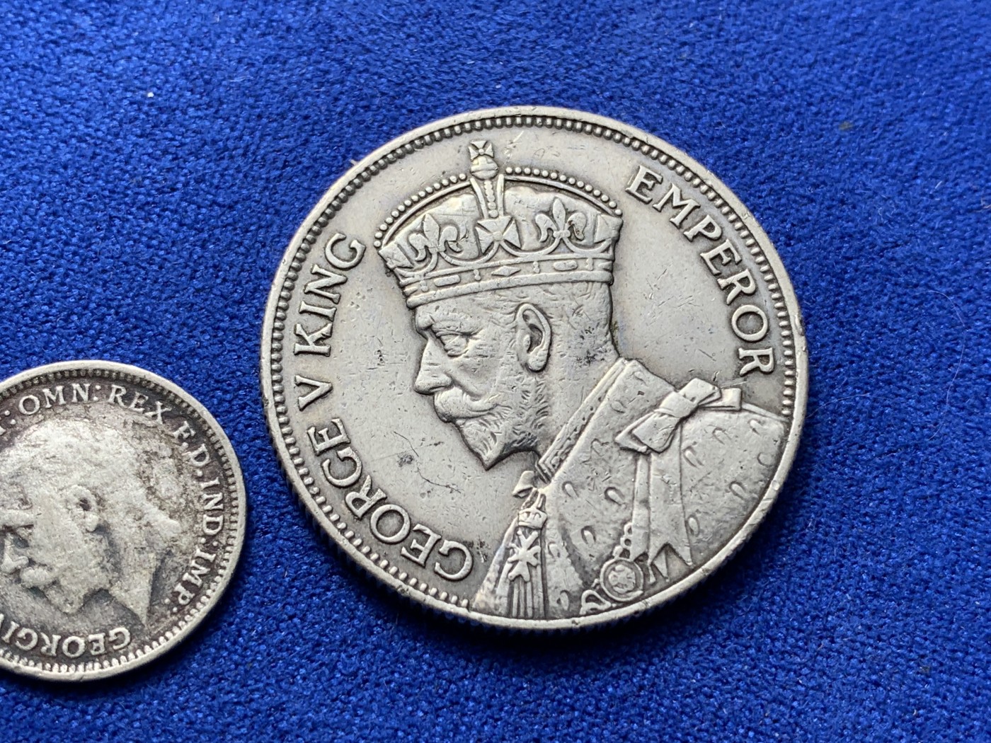 《竞宝斋》第222场-周日，周一 2场 (全场包邮) 两枚一组 新西兰1933乔治五世1弗洛林银币和英国1934乔五3便士银币