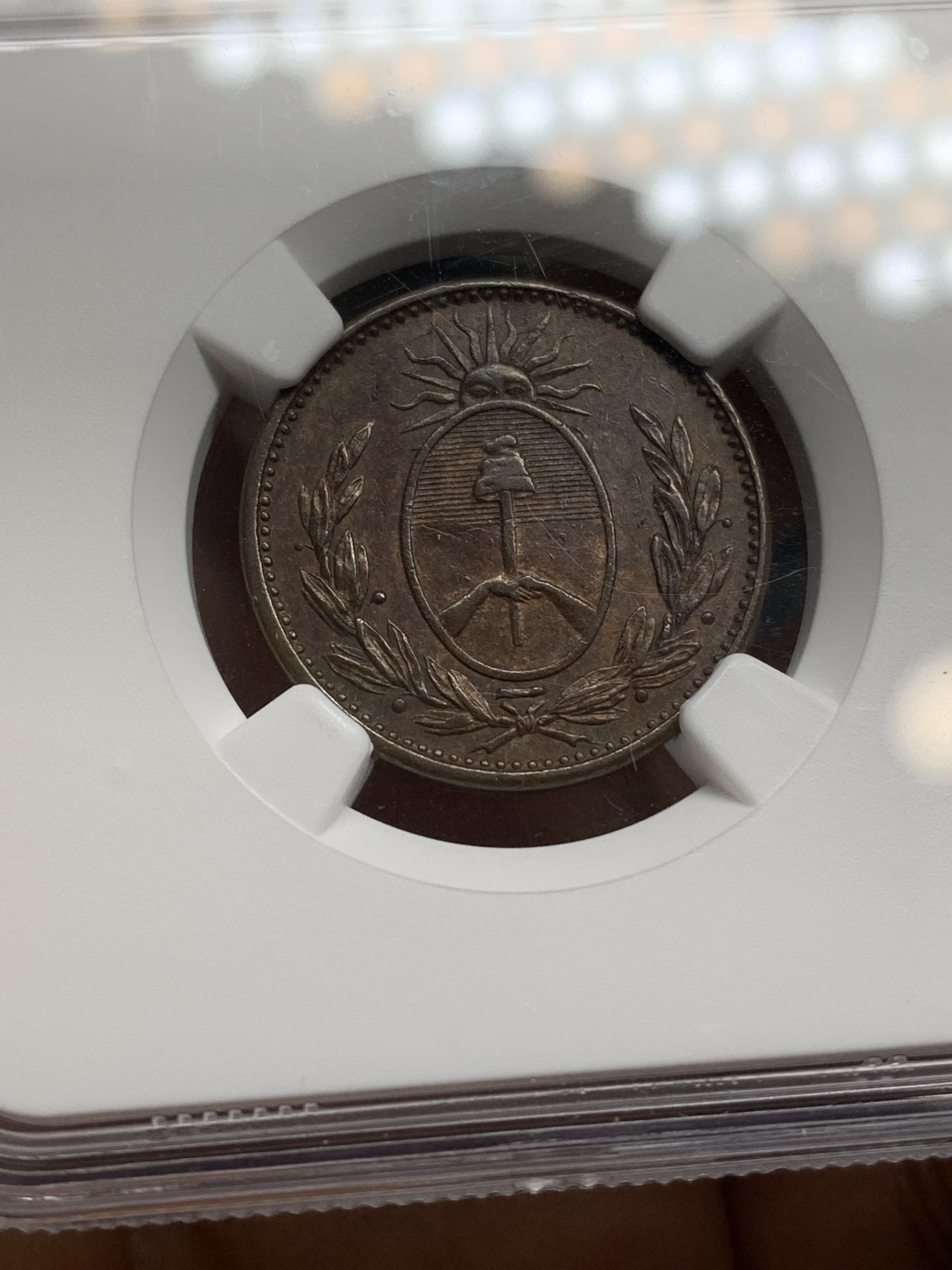 《竞宝斋》第222场-周日，周一 2场 (全场包邮) NGC-AU55BN 阿根廷1822年布宜诺斯艾利斯1D铜币，60分参考价160美元。早期阿根廷稀见