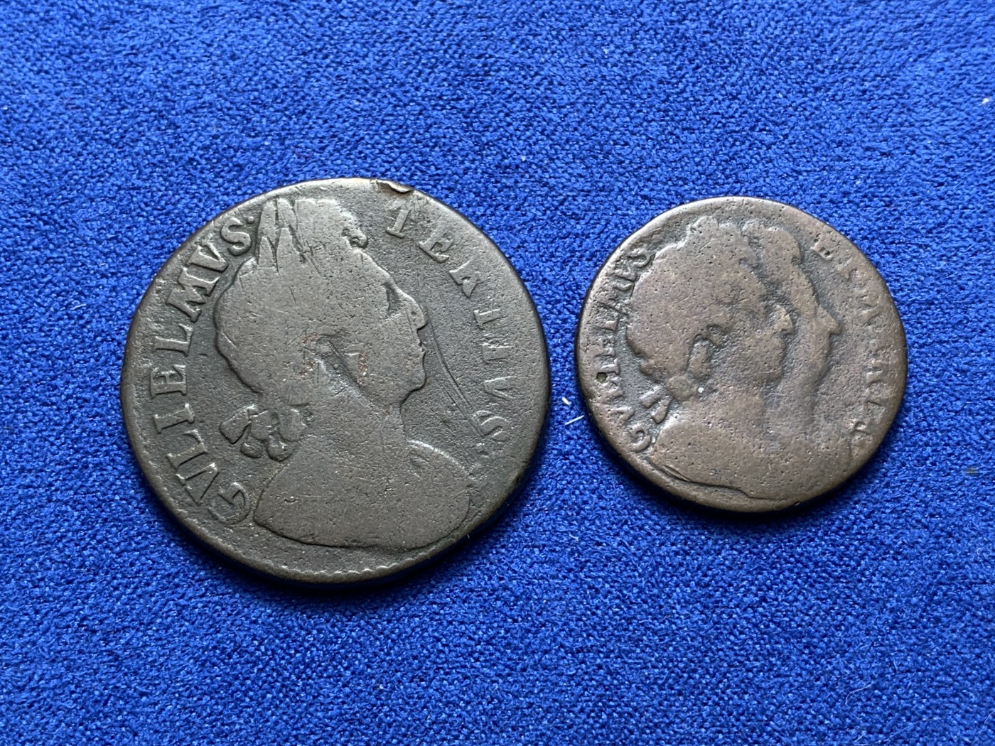 《竞宝斋》第222场-周日，周一 2场 (全场包邮) 两枚一组 169X年英国威廉三世法新、半便士一对 威廉玛丽和威廉三世头像，大英早期货币