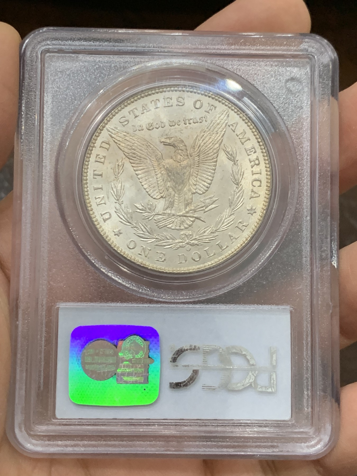 《竞宝斋》第222场-周日，周一 2场 (全场包邮) PCGS-MS64 美国1898年摩根银币O版，原汁原味五彩老包浆，包浆醇厚，卷首币，状态一流。P盒早期小白盒，发行量和市场上较少年份的版本，铸币数量444万枚。