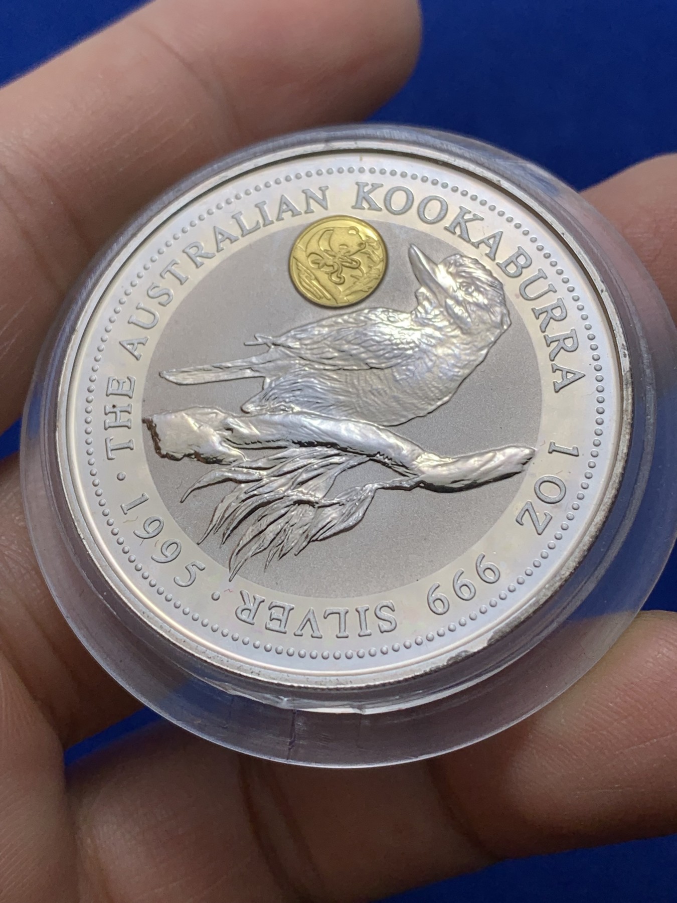 《竞宝斋》第222场-周日，周一 2场 (全场包邮) 澳大利亚 1995年 笑翠鸟 熊猫镶嵌银币 含纯银1盎司999银，金猫重0.5克黄金，发行1.5万枚，为北京国际钱币邮票展而发行 原盒