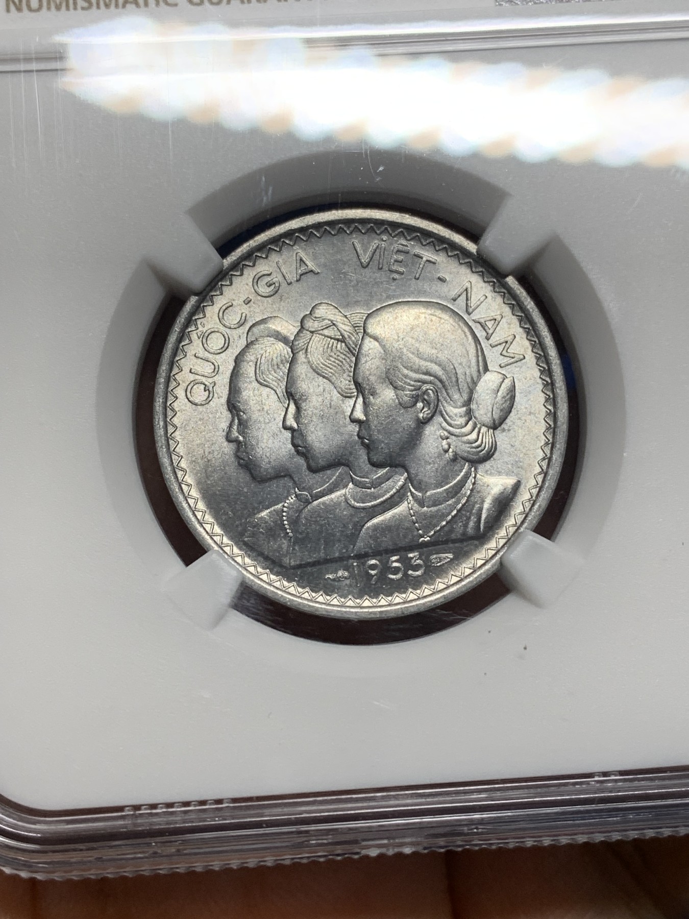 《竞宝斋》第222场-周日，周一 2场 (全场包邮) NGC MS63 越南1953三美女20苏铝币