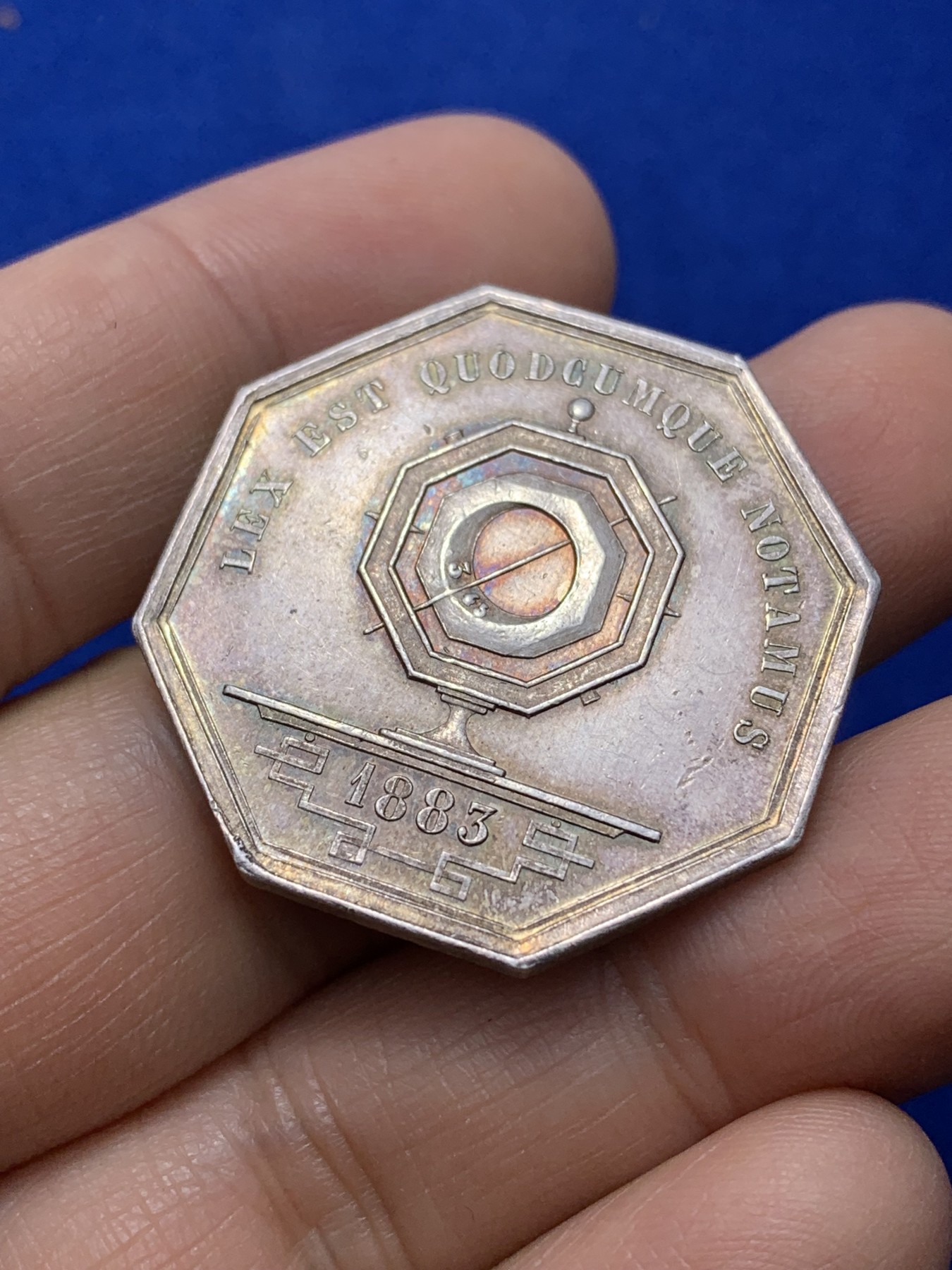 《竞宝斋》第222场-周日，周一 2场 (全场包邮) 1883年法国里昂公证人八角银质代币 绚丽淡彩 14.2g 32.7mm 丰饶角银标